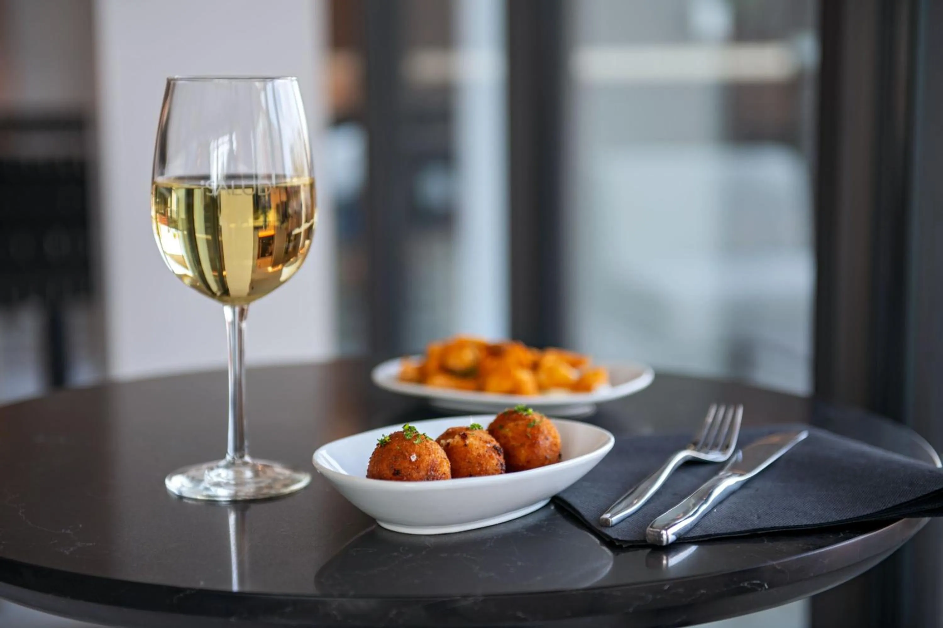 Lounge or bar in AC Hotel by Marriott Waco Downtown