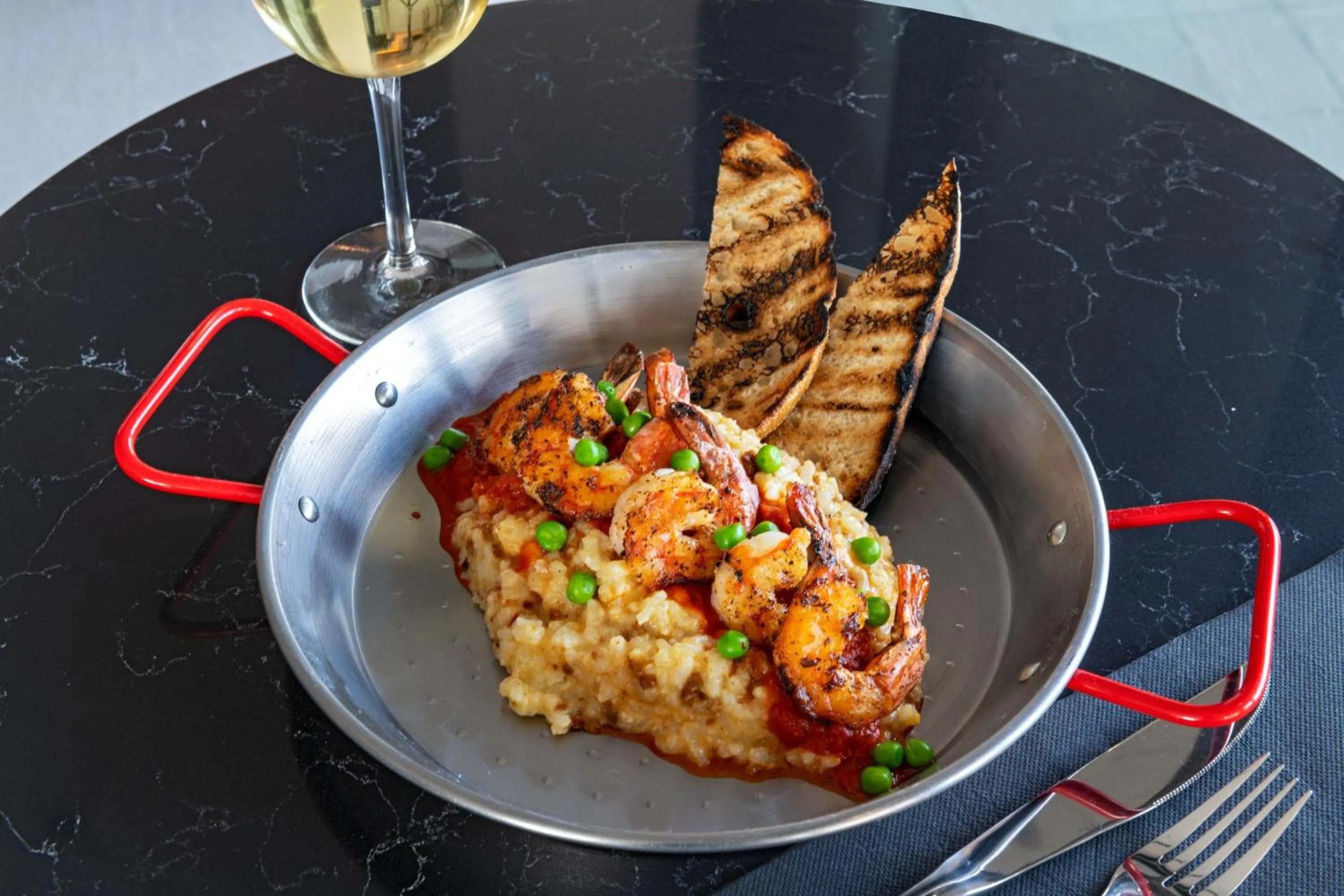 Lounge or bar in AC Hotel by Marriott Waco Downtown