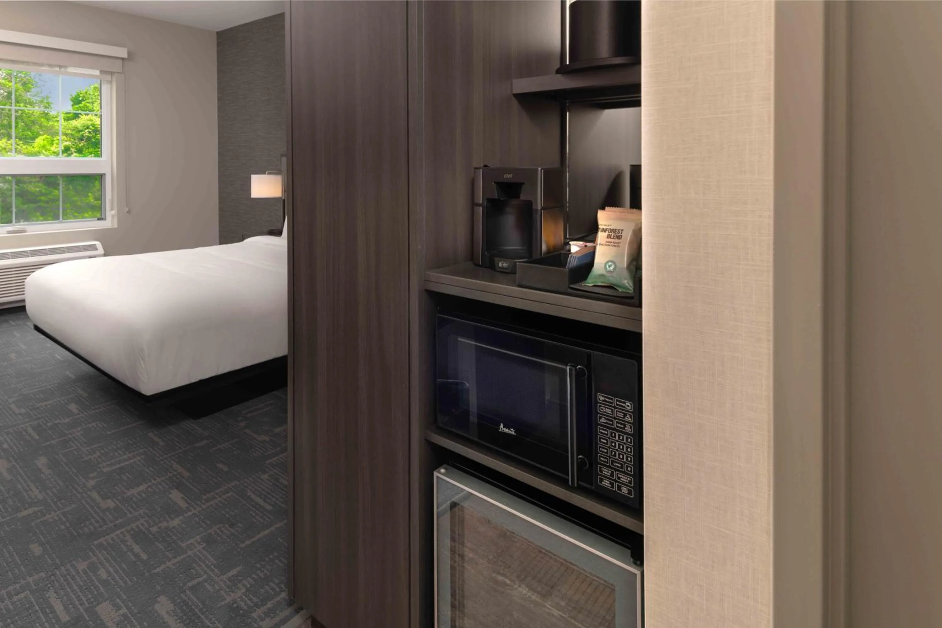 Coffee/tea facilities, Bed in Fairfield by Marriott Inn & Suites Annapolis