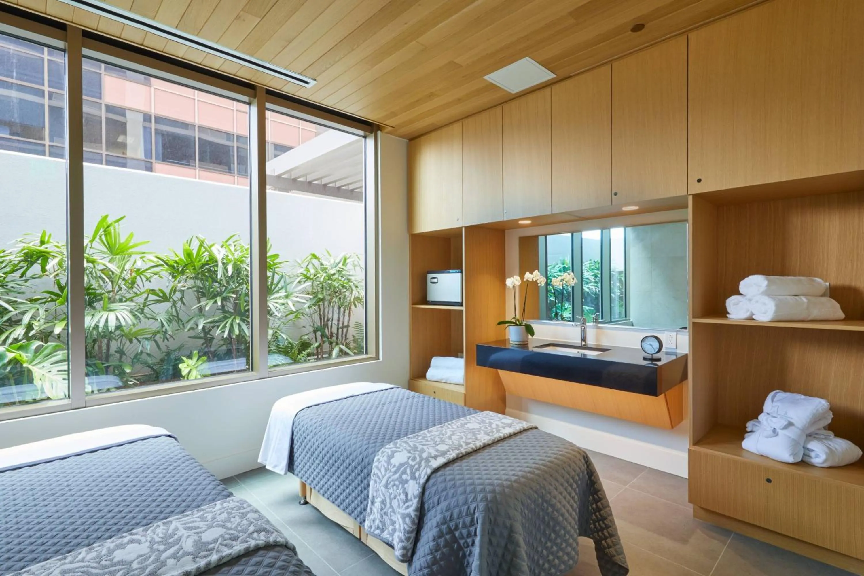 Spa and wellness centre/facilities, Bed in Renaissance Honolulu Hotel & Spa
