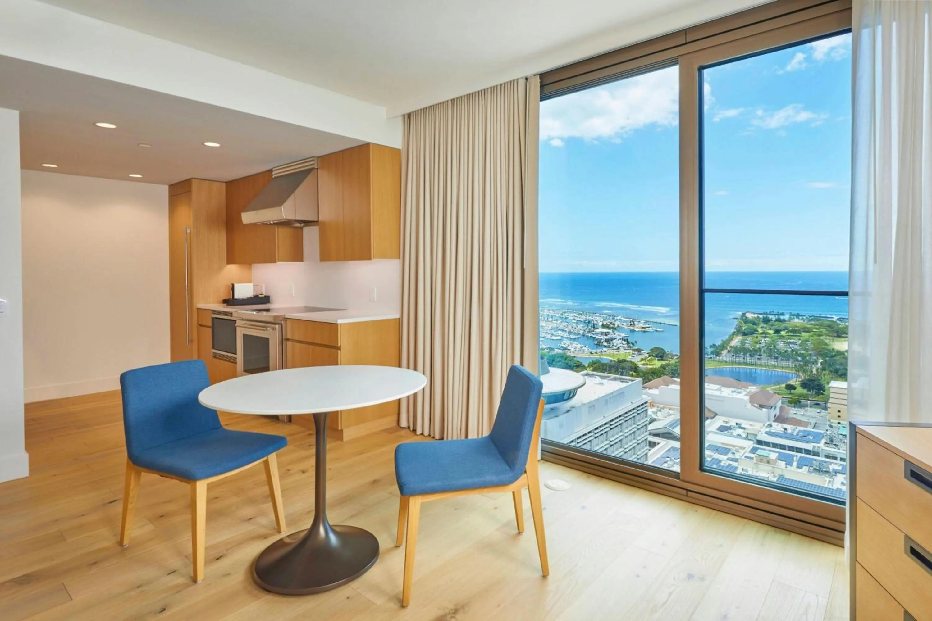 Living room in Renaissance Honolulu Hotel & Spa