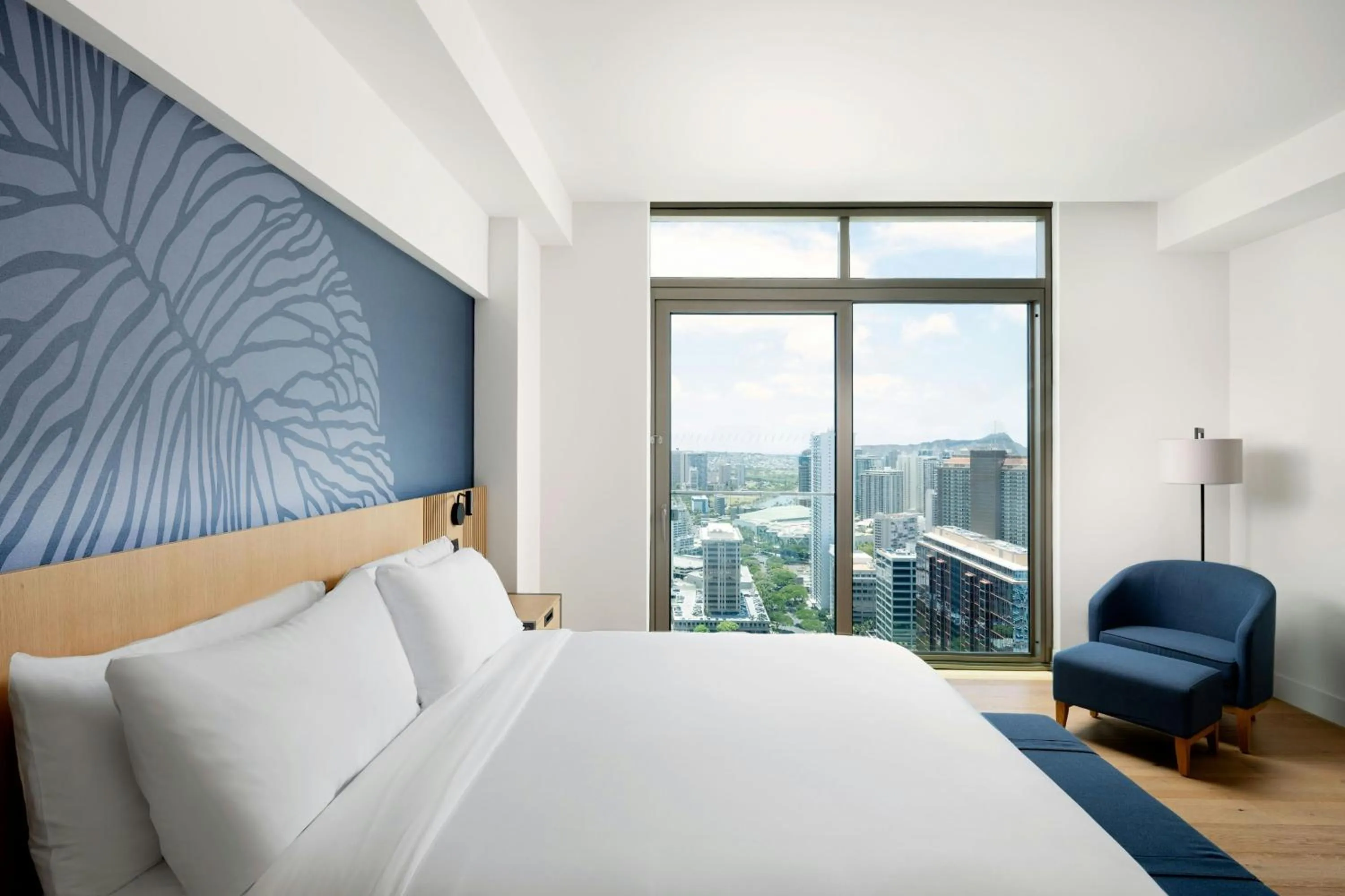 Bedroom, Bed in Renaissance Honolulu Hotel & Spa