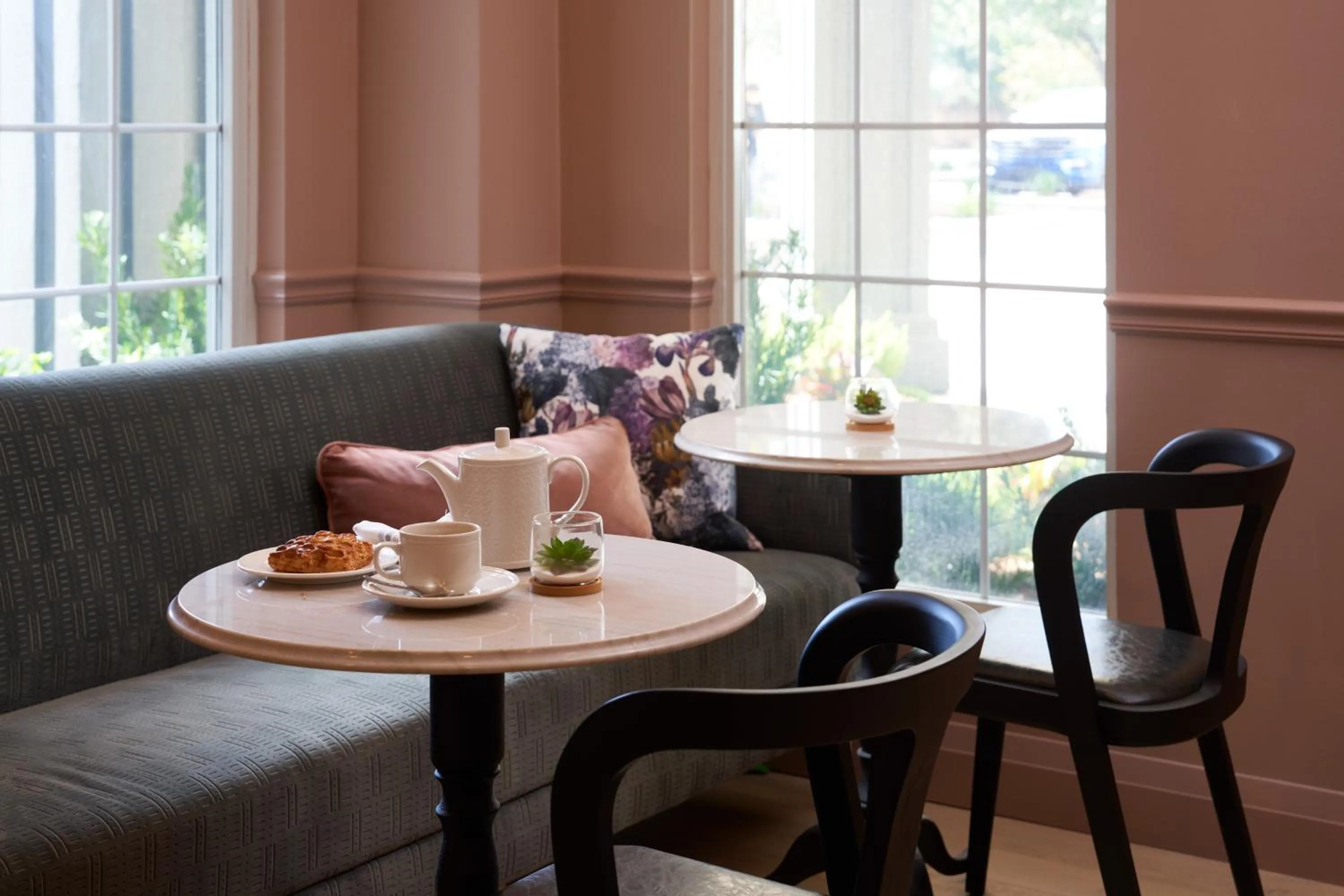 Food and drinks in Hotel Vesper, Houston, a Tribute Portfolio Hotel