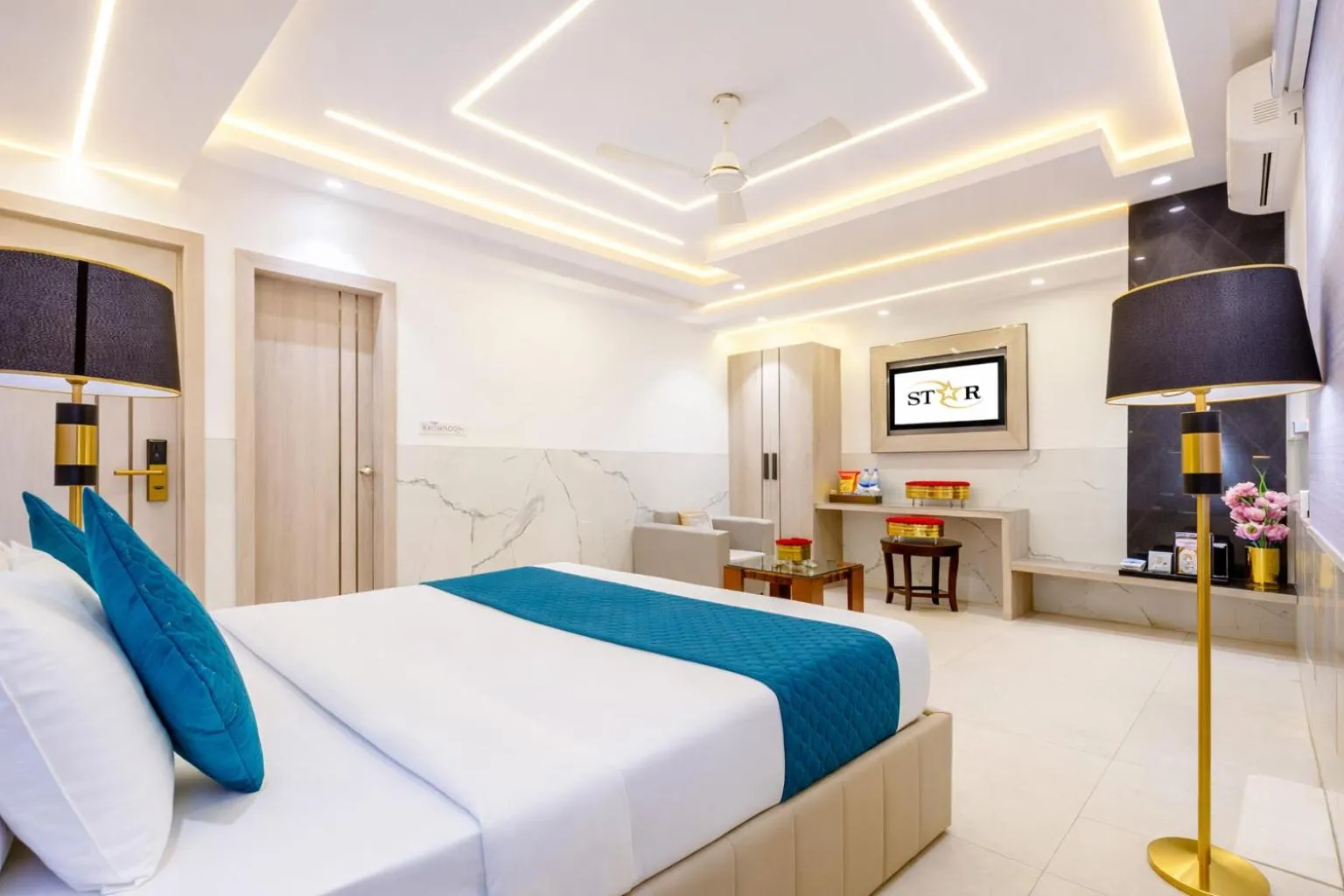 Photo of the whole room, Bed in Hotel Transit International- Aerocity Delhi Airport