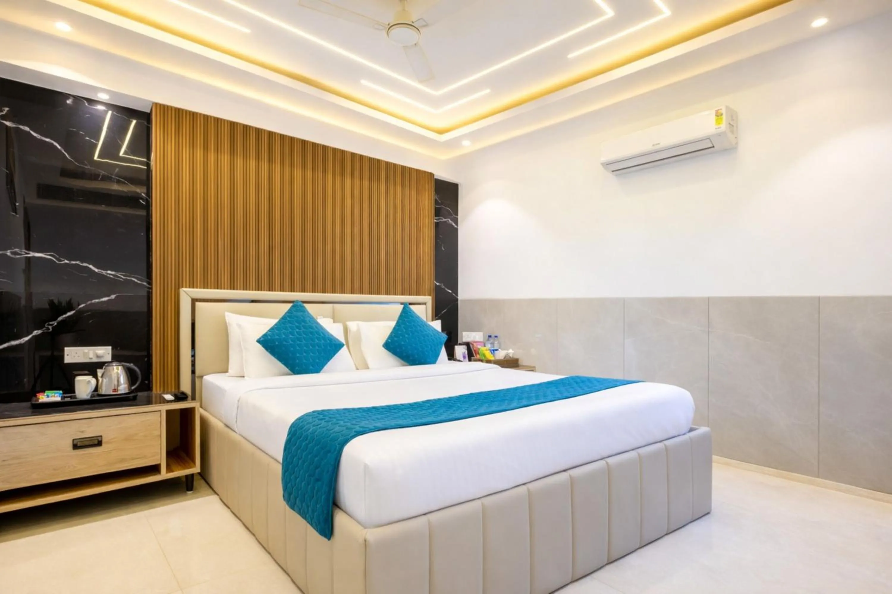 Photo of the whole room, Bed in Hotel Transit International- Aerocity Delhi Airport