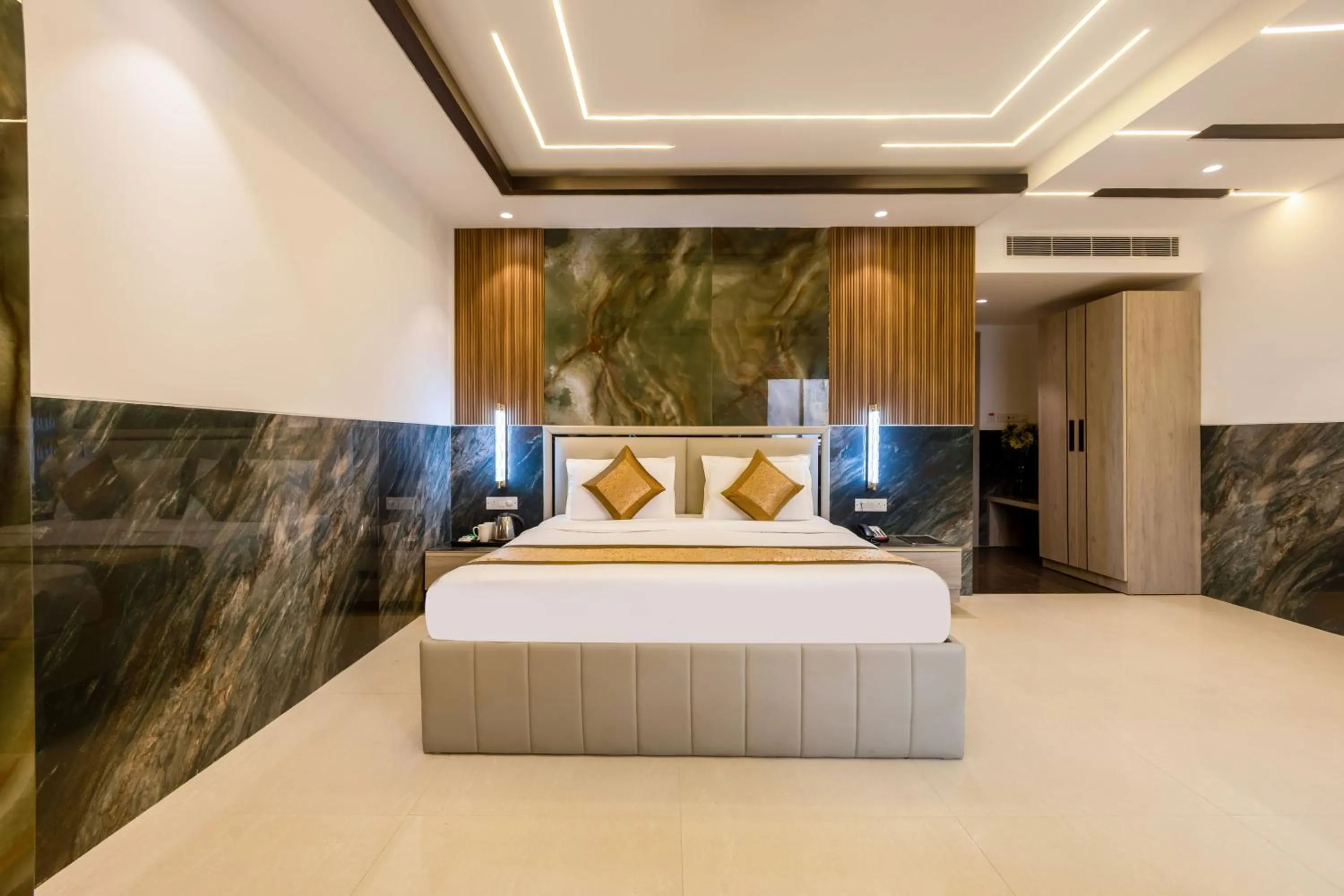 Bedroom, Bed in Hotel Transit International- Aerocity Delhi Airport