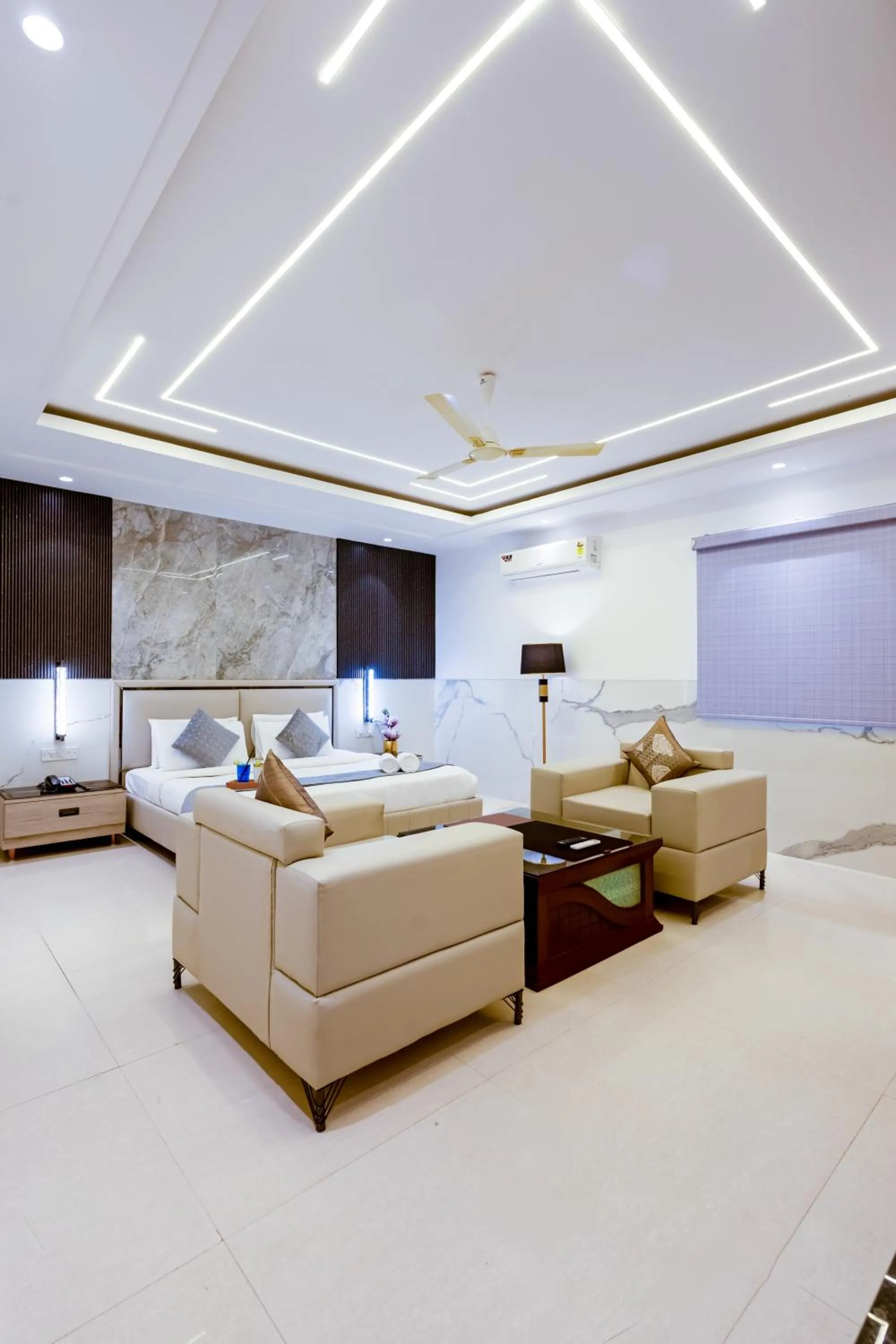 Photo of the whole room, Bed in Hotel Transit International- Aerocity Delhi Airport