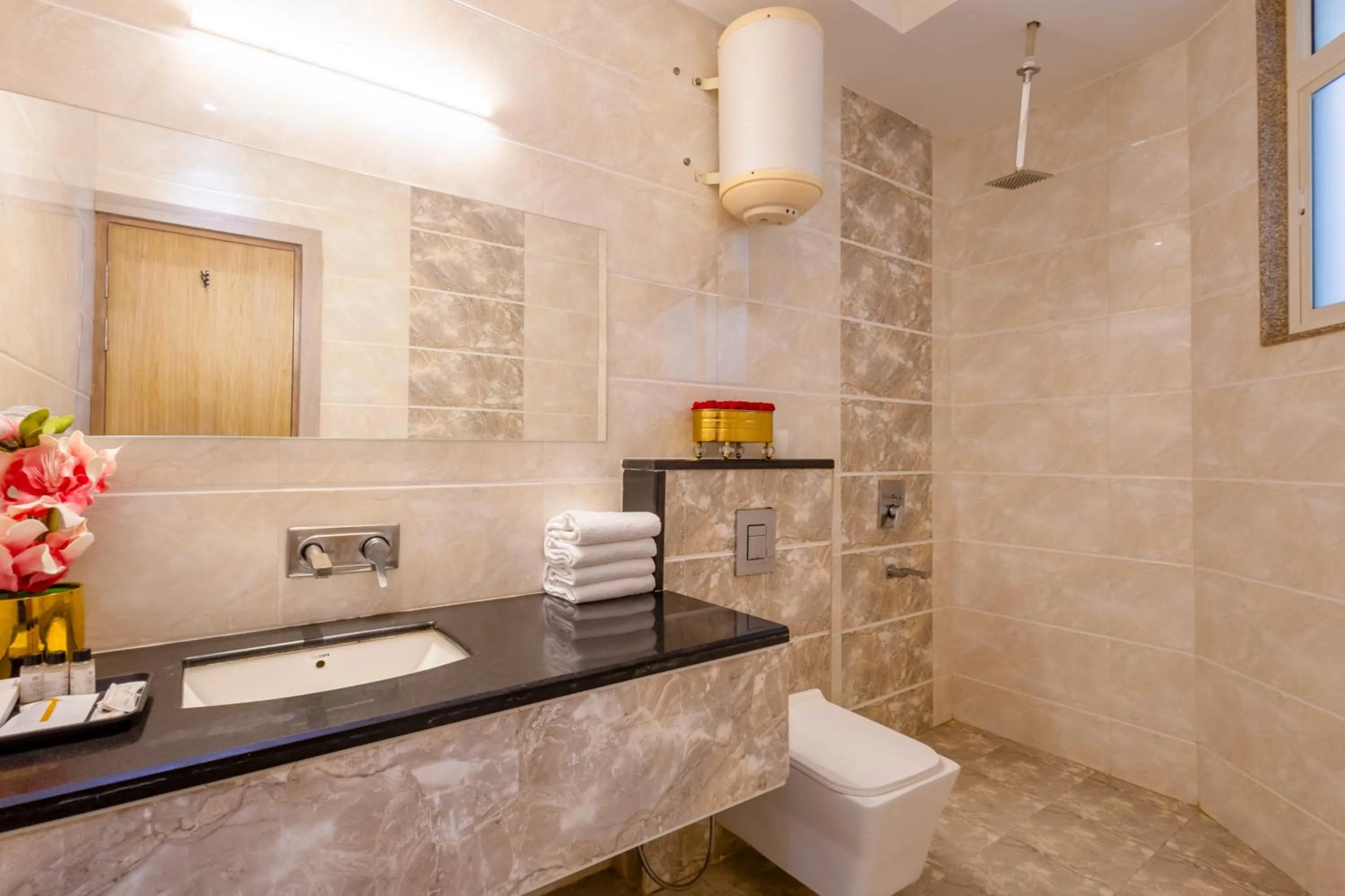 Bathroom in Hotel Transit International- Aerocity Delhi Airport