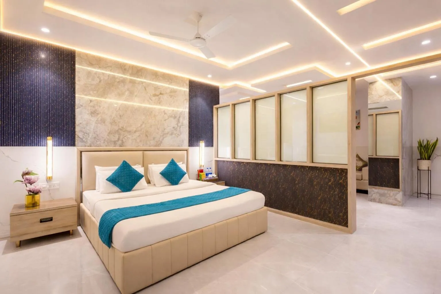 Photo of the whole room, Bed in Hotel Transit International- Aerocity Delhi Airport