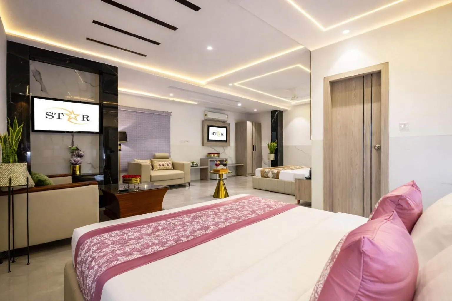Photo of the whole room, Bed in Hotel Transit International- Aerocity Delhi Airport