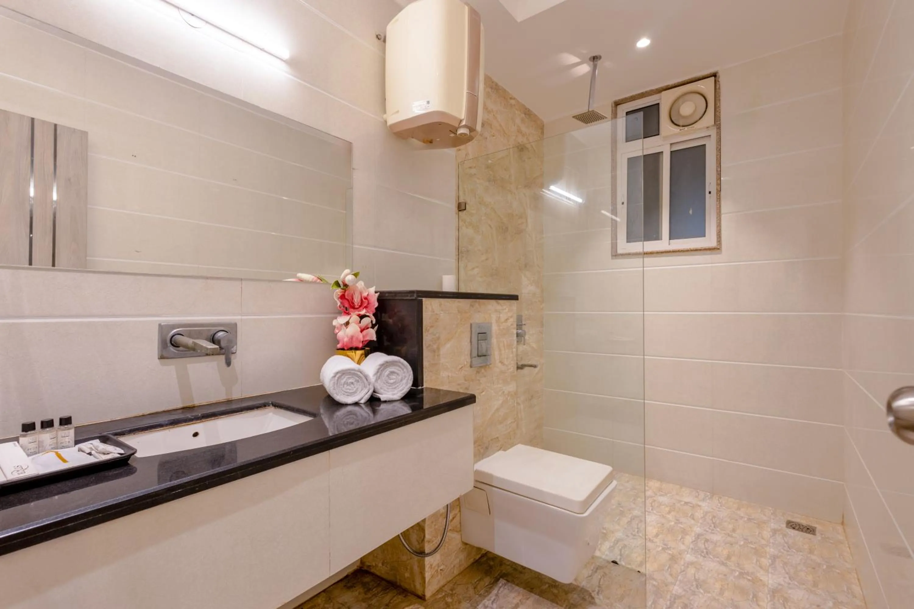 Bathroom in Hotel Transit International- Aerocity Delhi Airport
