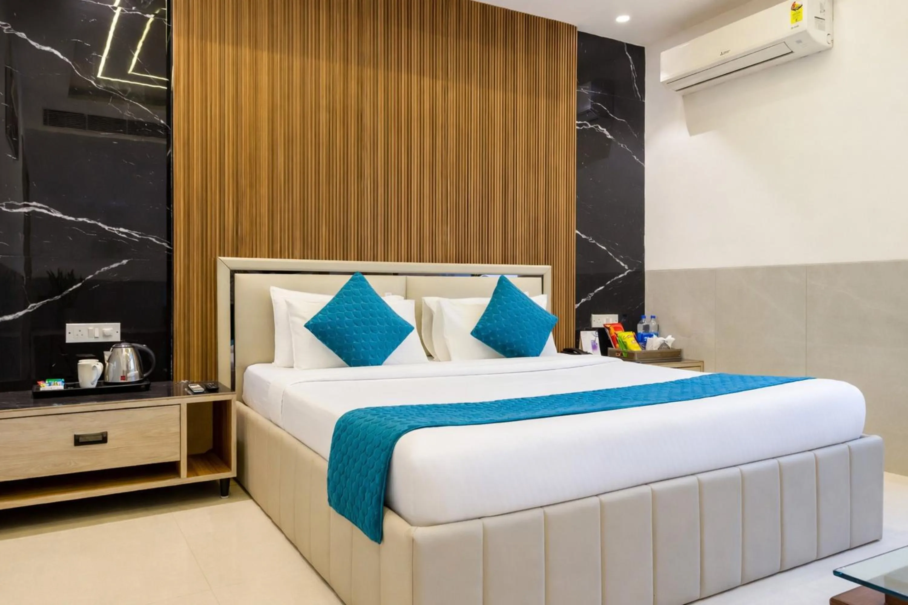 Photo of the whole room, Bed in Hotel Transit International- Aerocity Delhi Airport