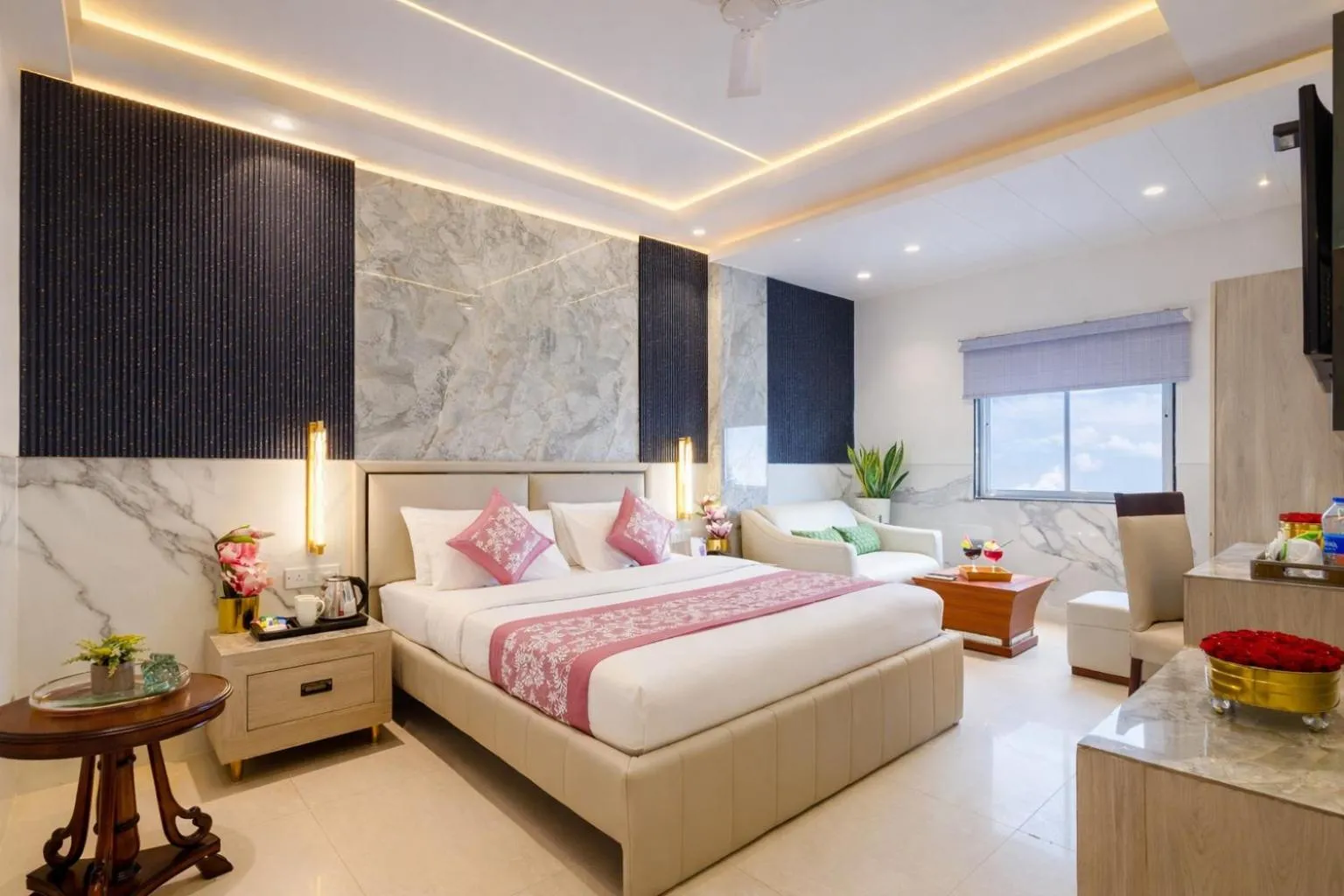 Photo of the whole room, Bed in Hotel Transit International- Aerocity Delhi Airport