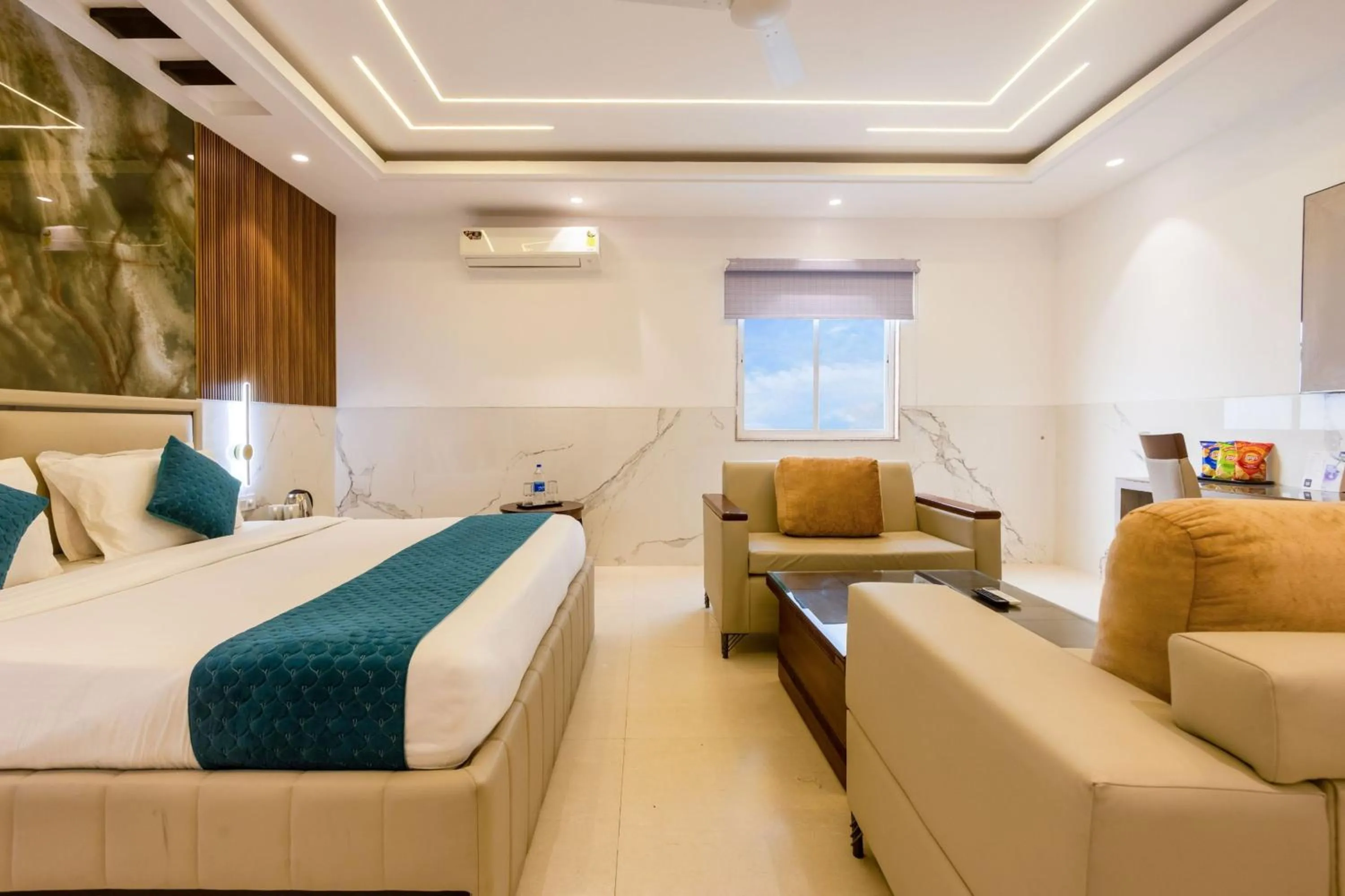 Photo of the whole room, Bed in Hotel Transit International- Aerocity Delhi Airport
