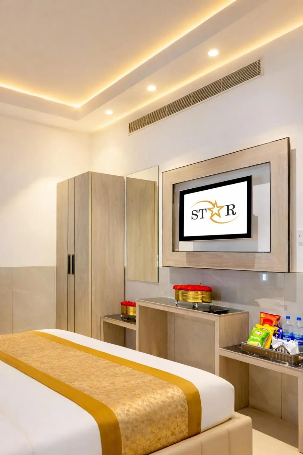 Photo of the whole room, Bed in Hotel Transit International- Aerocity Delhi Airport