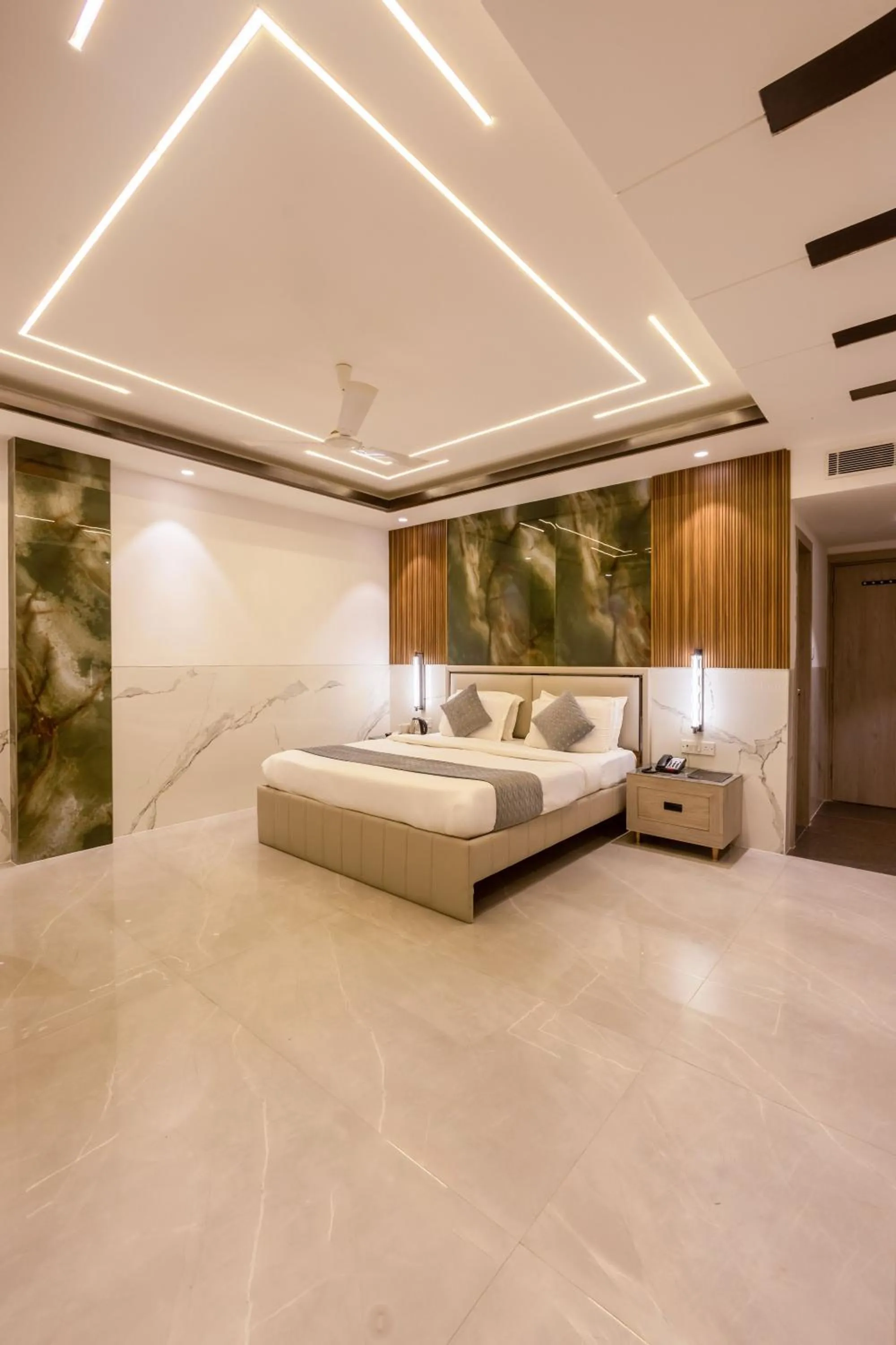 Photo of the whole room, Bed in Hotel Transit International- Aerocity Delhi Airport