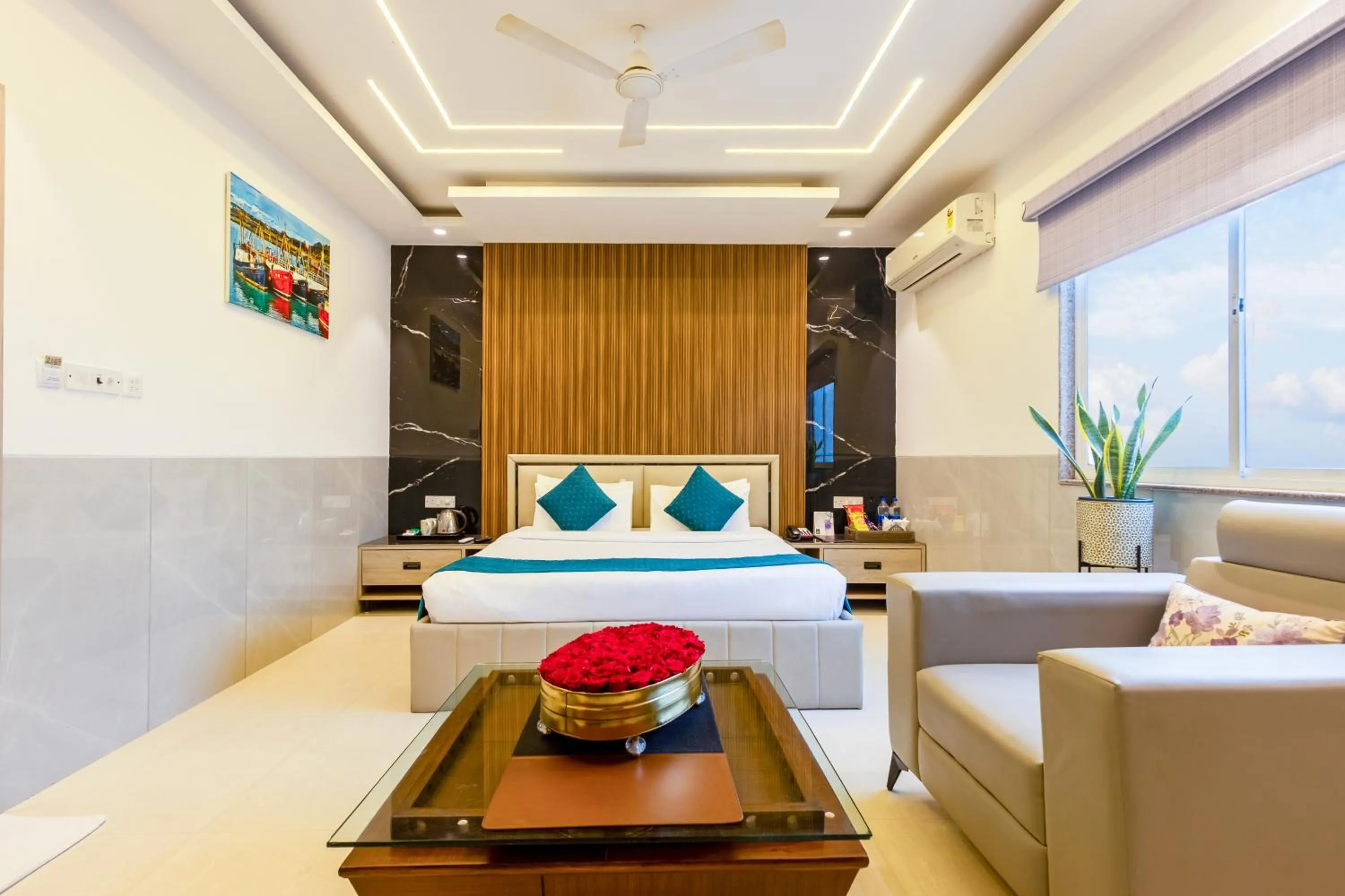 Seating area, Bed in Hotel Transit International- Aerocity Delhi Airport