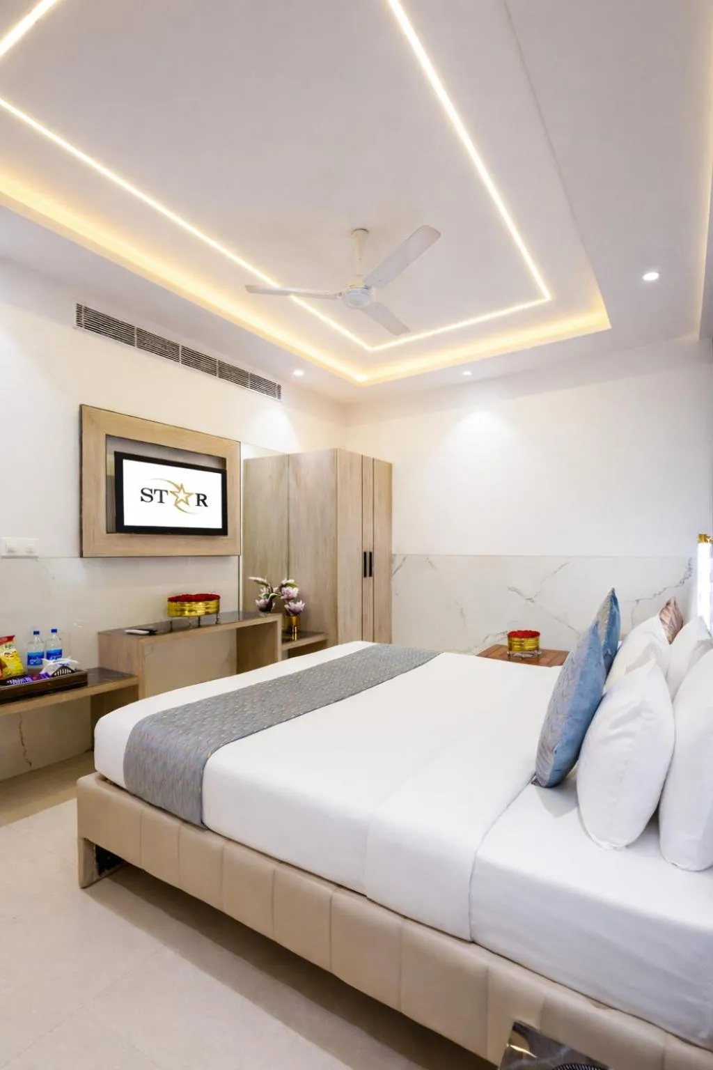 Photo of the whole room, Bed in Hotel Transit International- Aerocity Delhi Airport