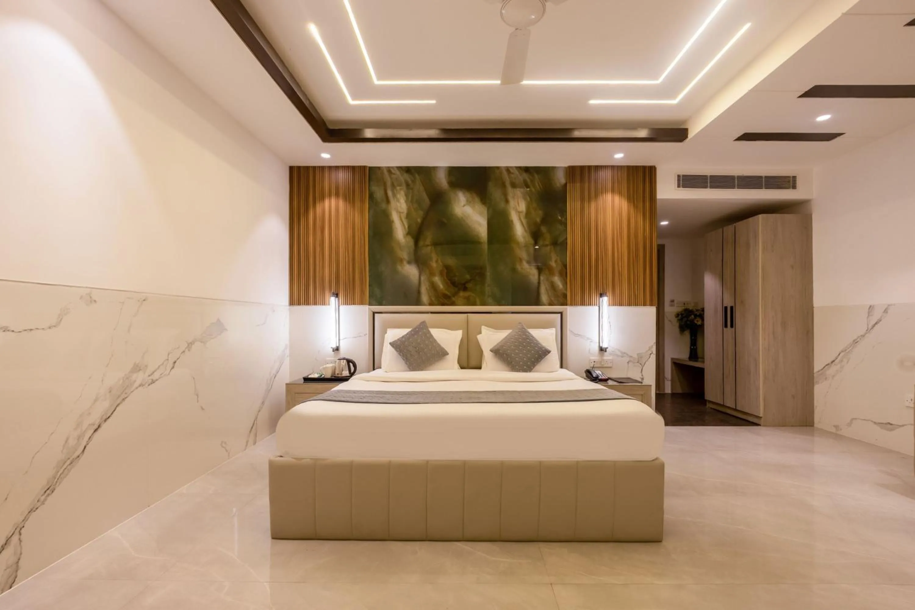 Photo of the whole room, Bed in Hotel Transit International- Aerocity Delhi Airport