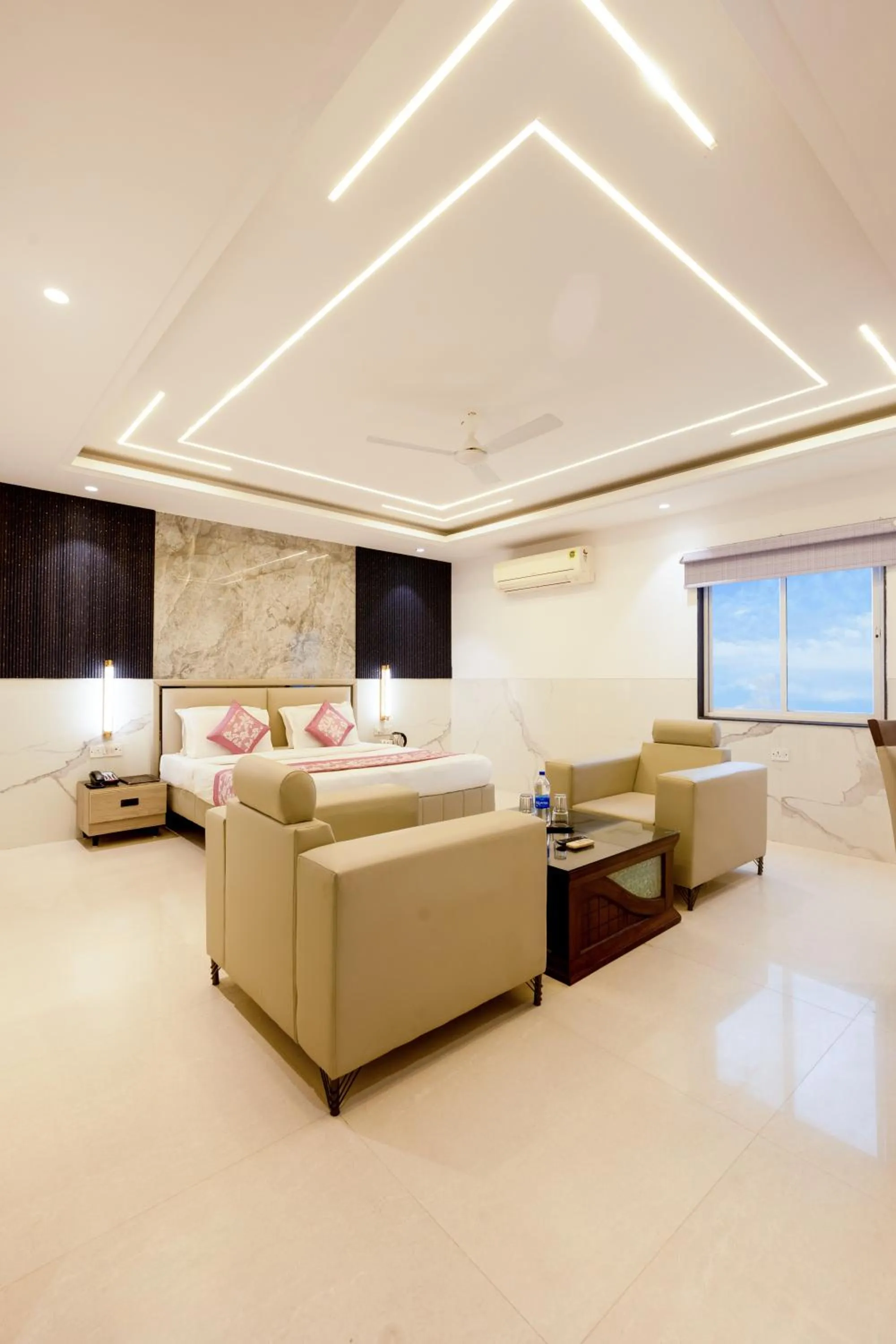 Photo of the whole room, Bed in Hotel Transit International- Aerocity Delhi Airport