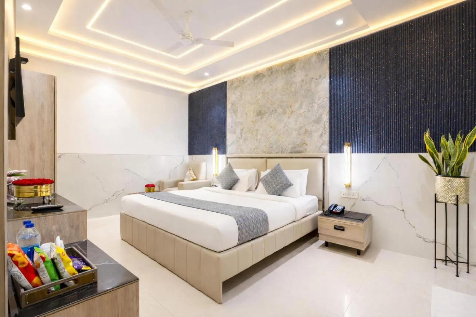Photo of the whole room, Bed in Hotel Transit International- Aerocity Delhi Airport