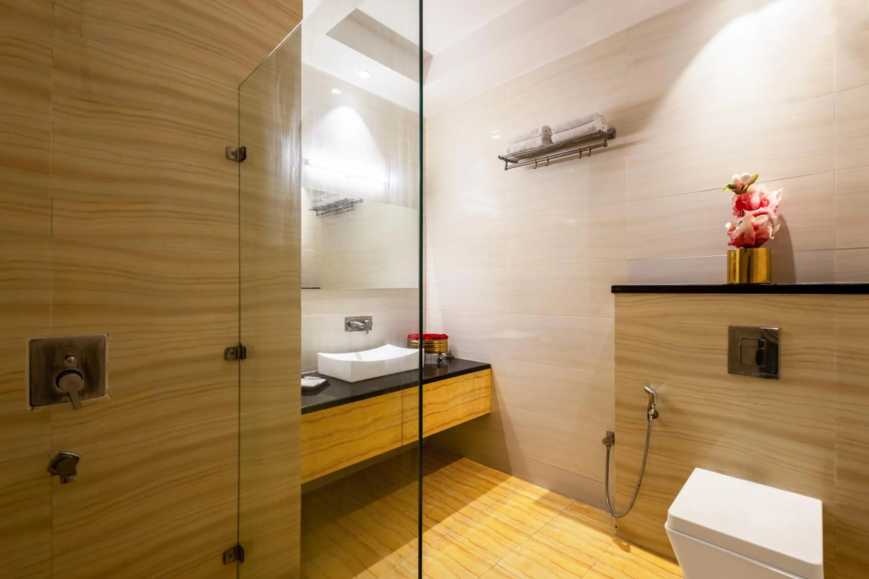 Bathroom in Hotel Transit International- Aerocity Delhi Airport