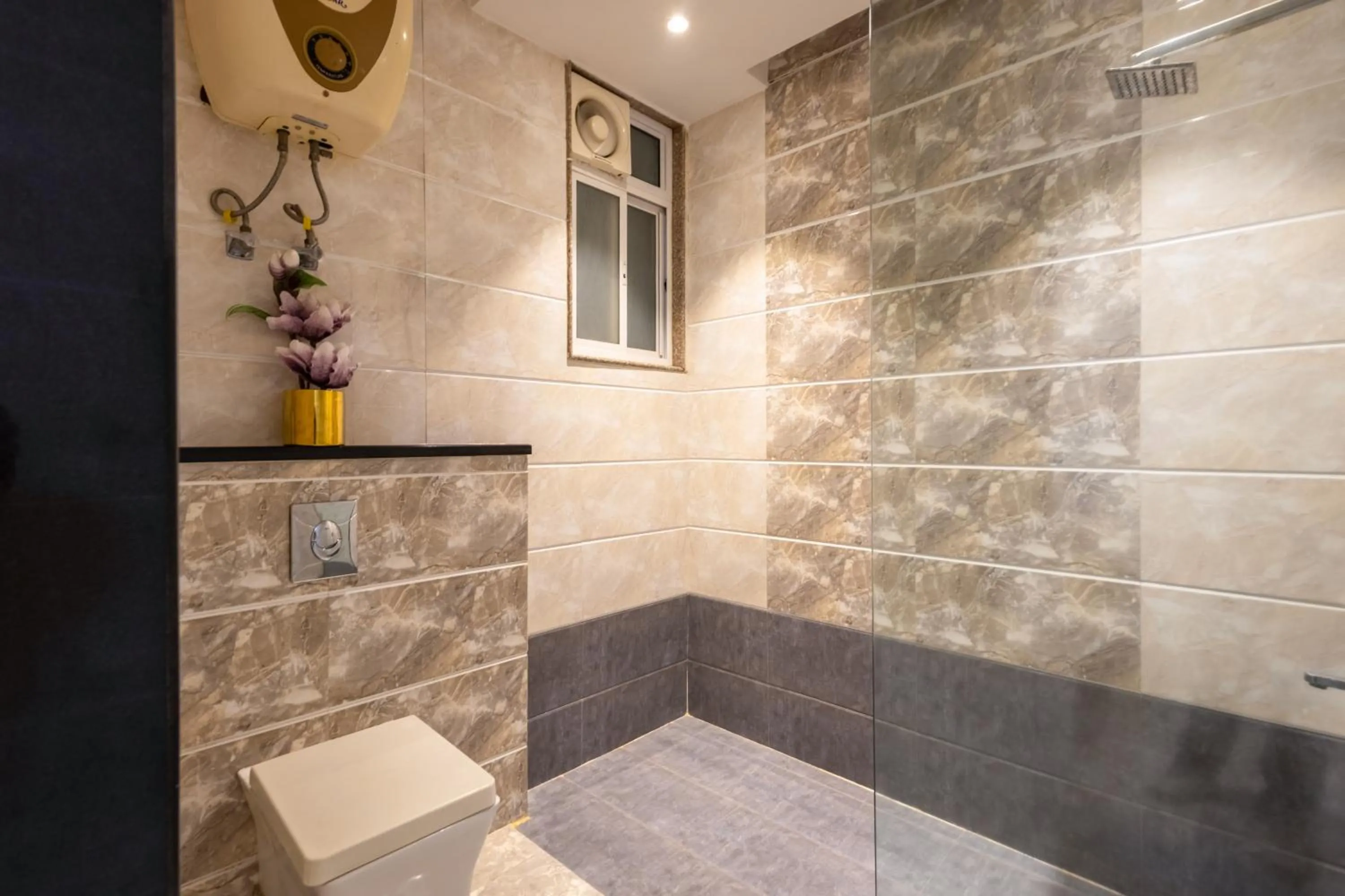 Bathroom in Hotel Transit International- Aerocity Delhi Airport