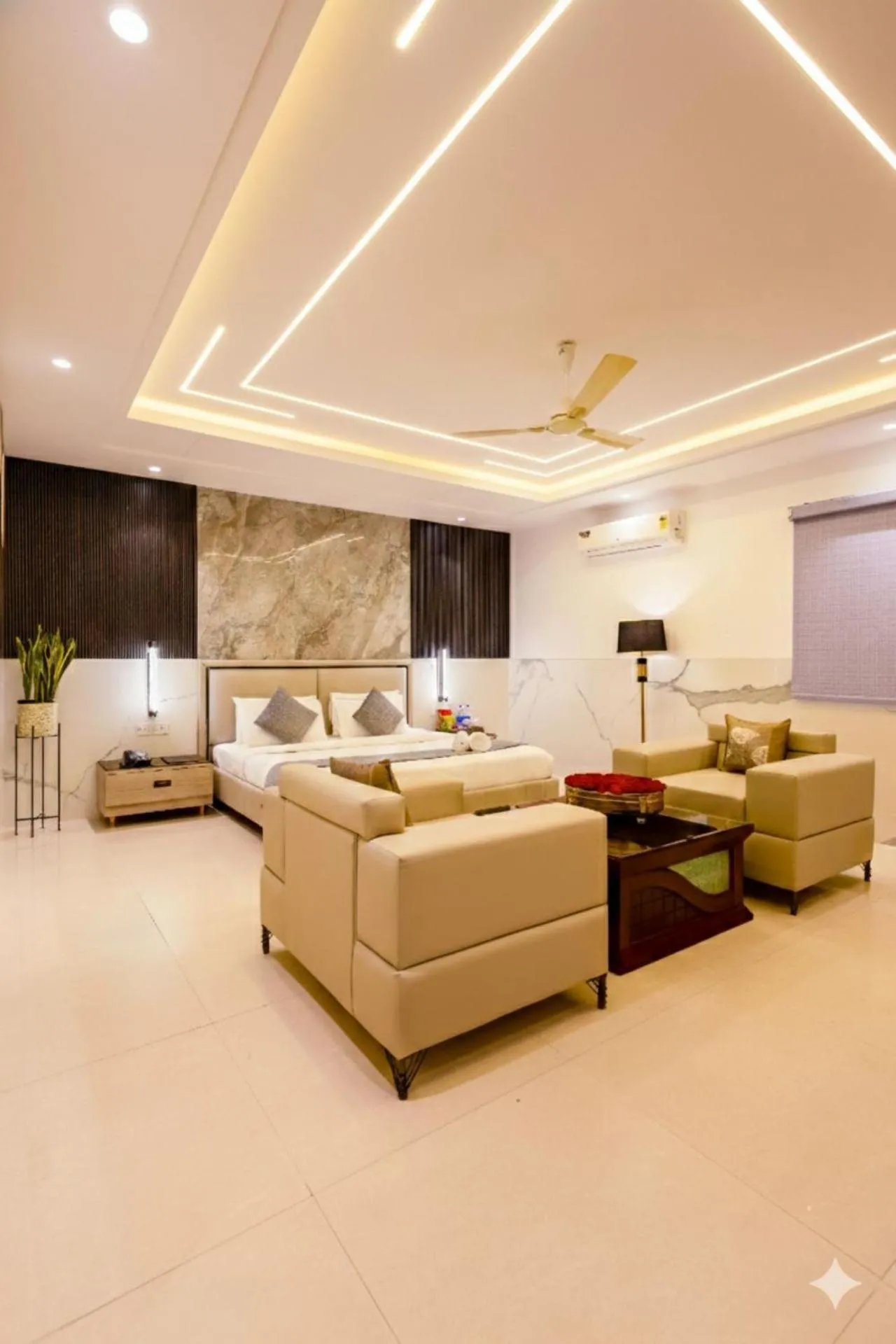 Photo of the whole room, Bed in Hotel Transit International- Aerocity Delhi Airport