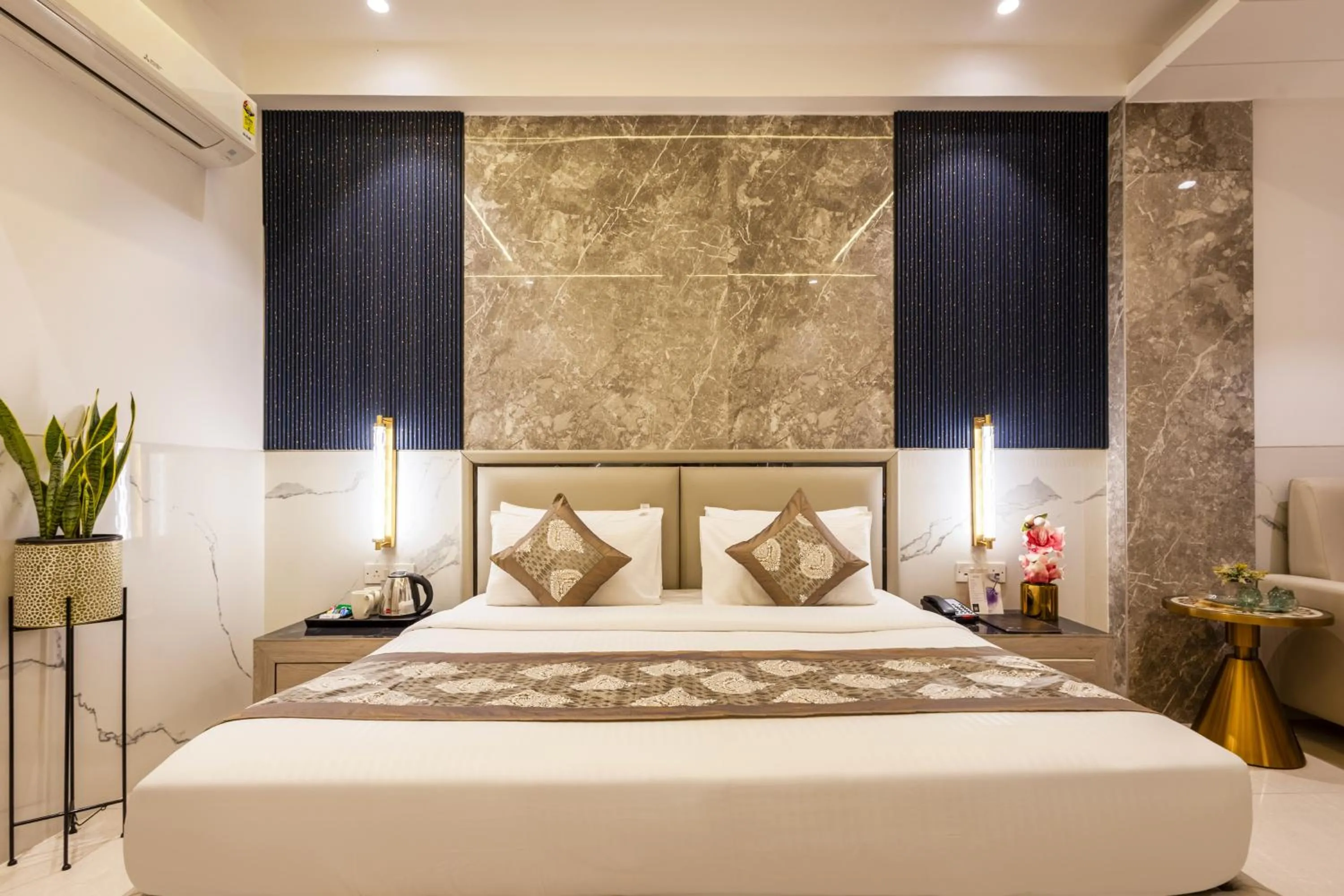 Bedroom, Bed in Hotel Transit International- Aerocity Delhi Airport