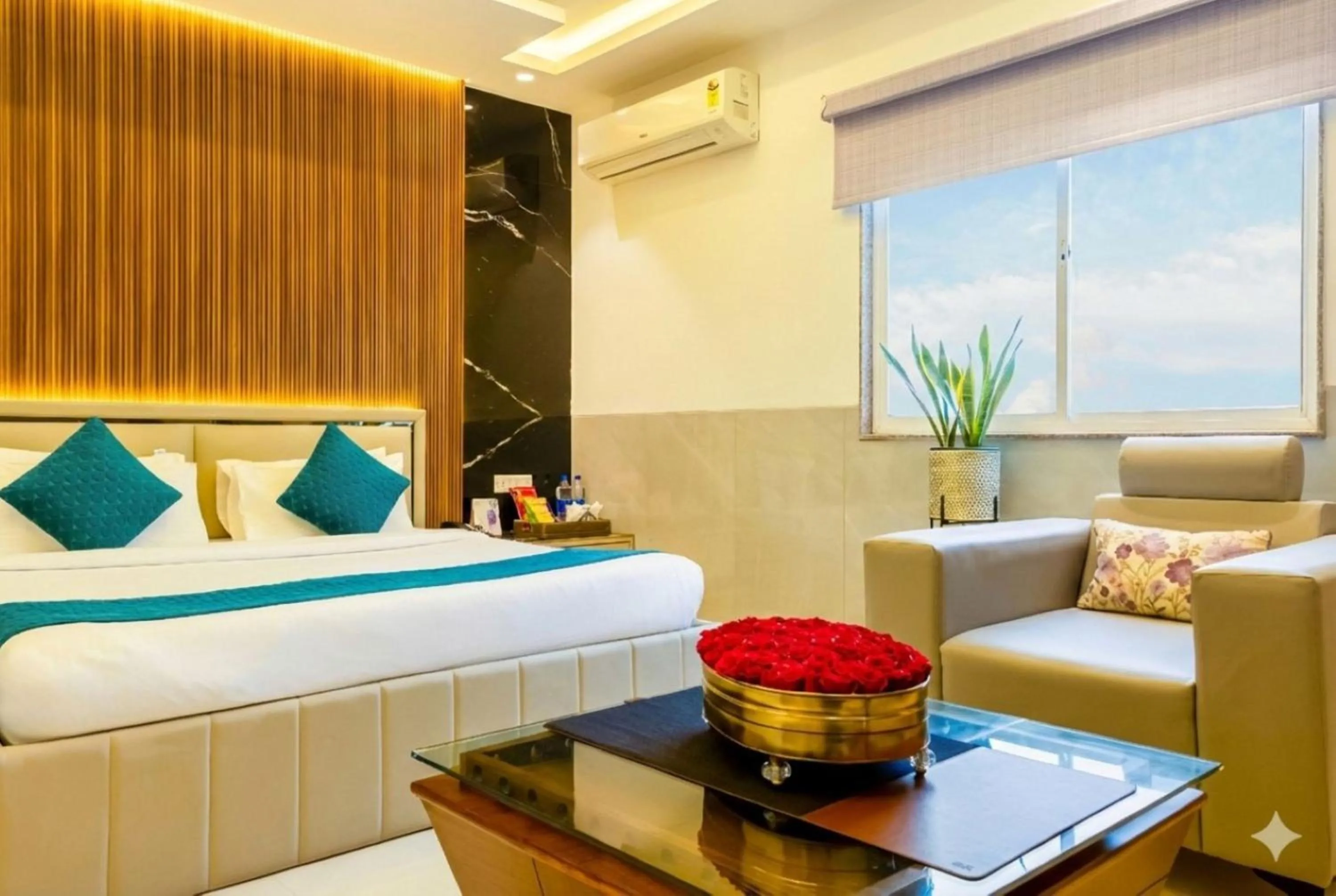 air conditioner, Bed in Hotel Transit International- Aerocity Delhi Airport
