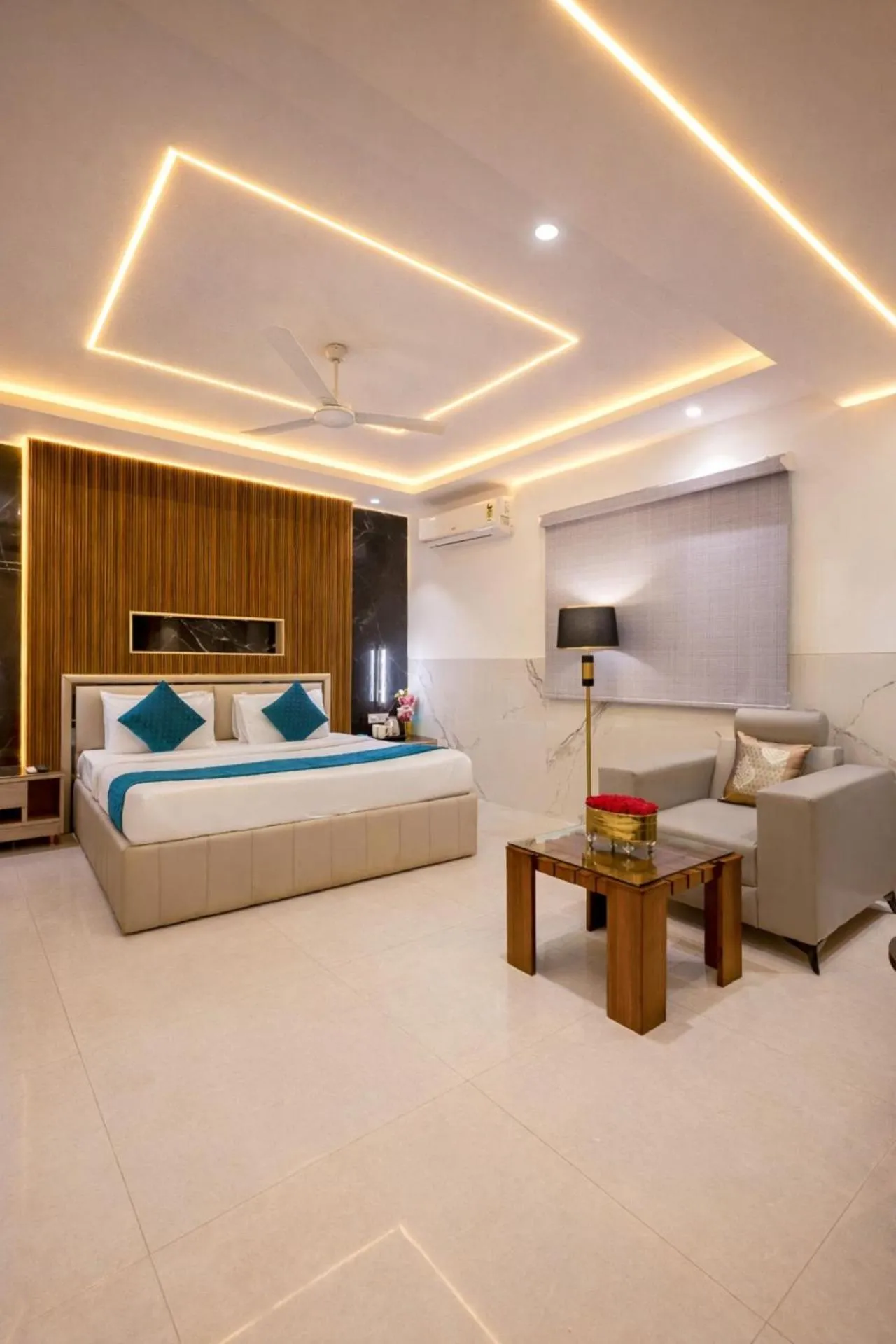 Photo of the whole room, Bed in Hotel Transit International- Aerocity Delhi Airport
