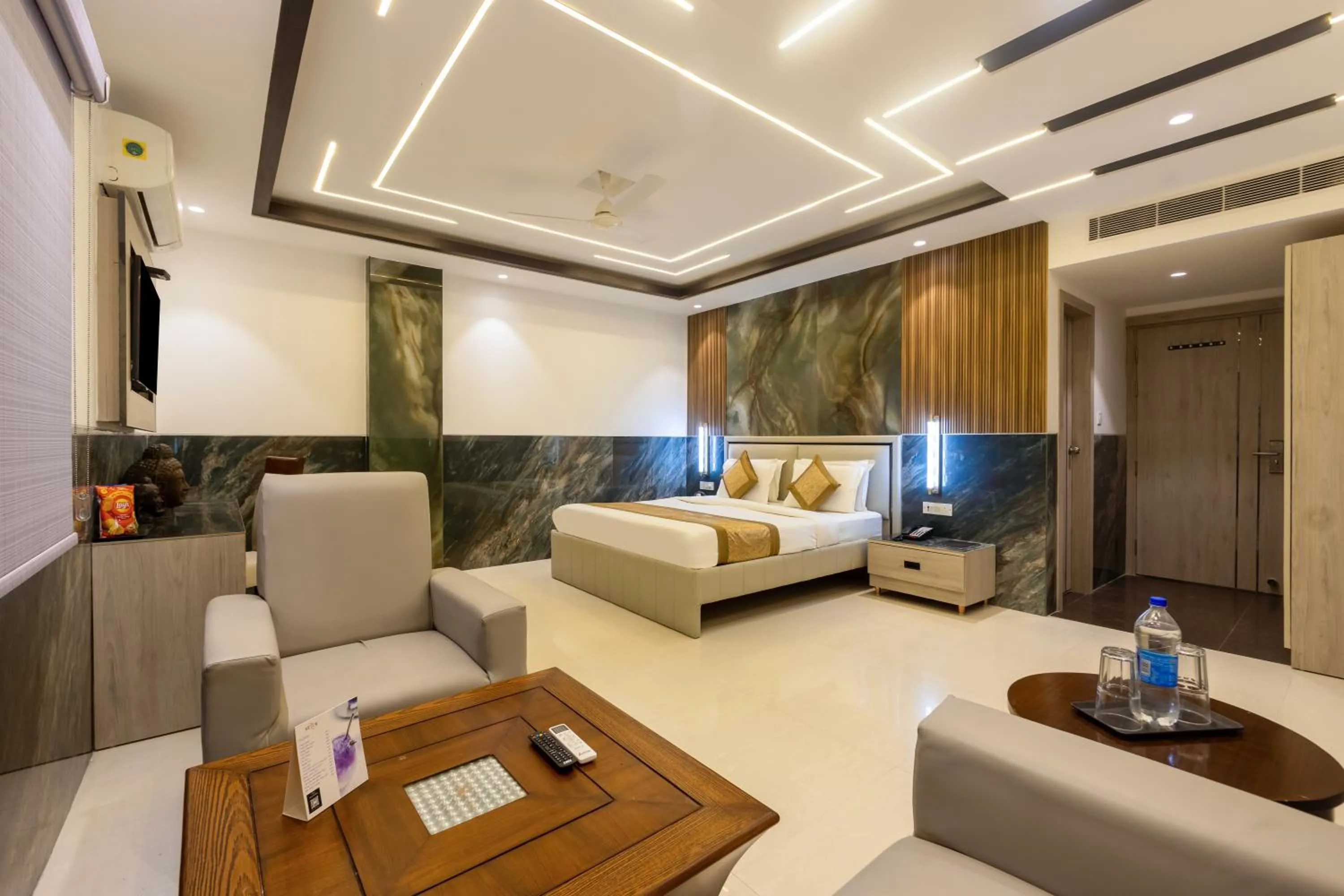 Photo of the whole room, Bed in Hotel Transit International- Aerocity Delhi Airport