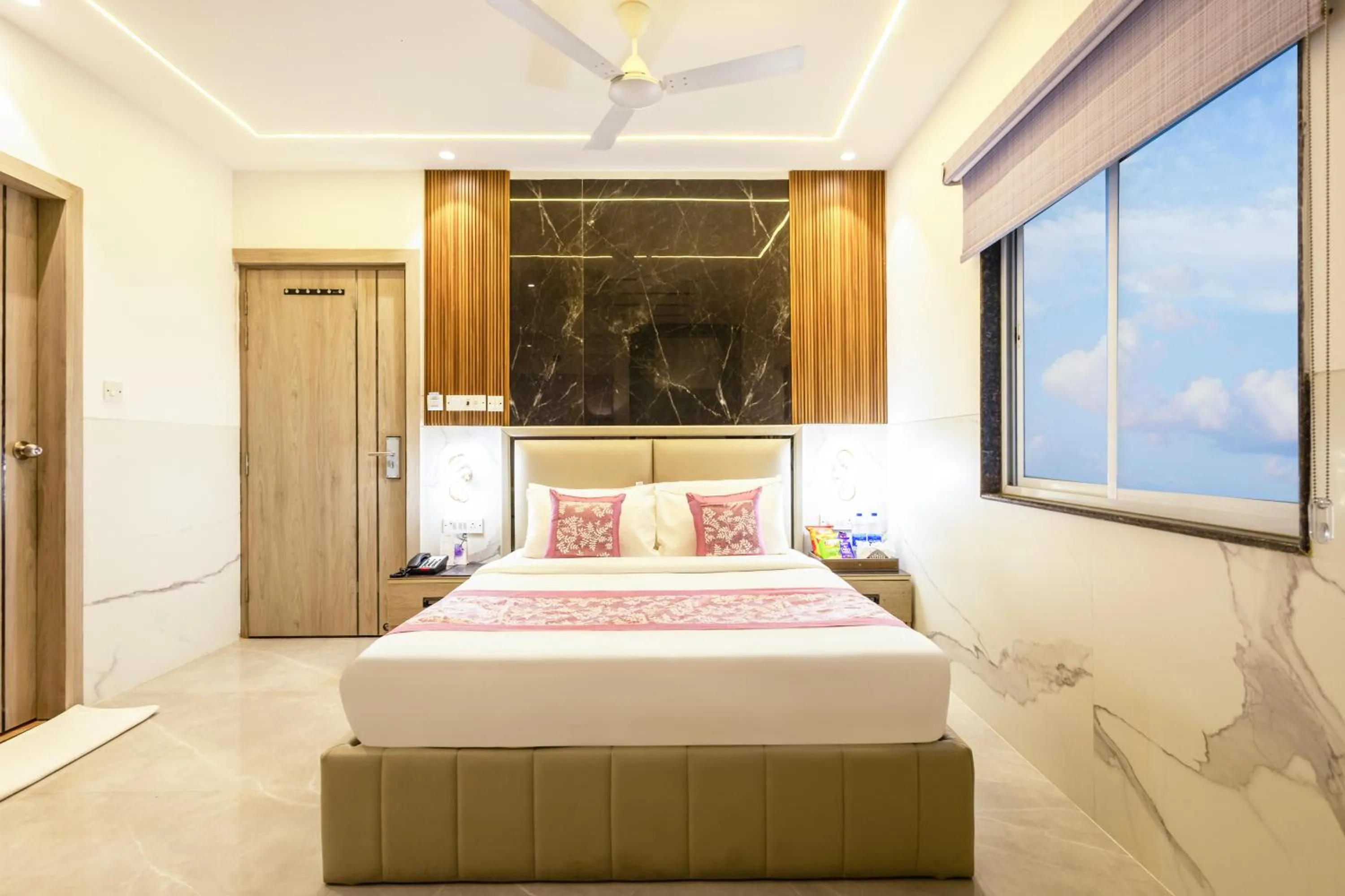 Bedroom, Bed in Hotel Transit International- Aerocity Delhi Airport