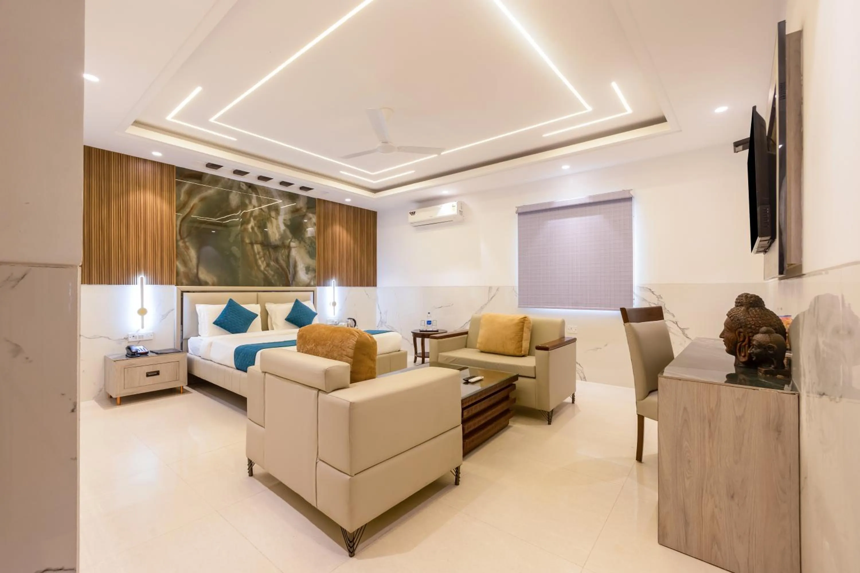 Living room in Hotel Transit International- Aerocity Delhi Airport
