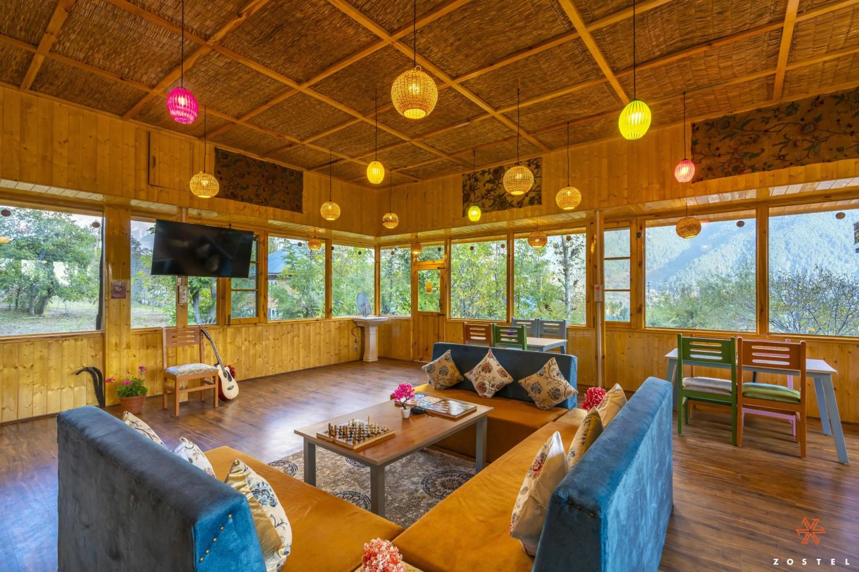 Communal lounge/ TV room in Zostel Pahalgam