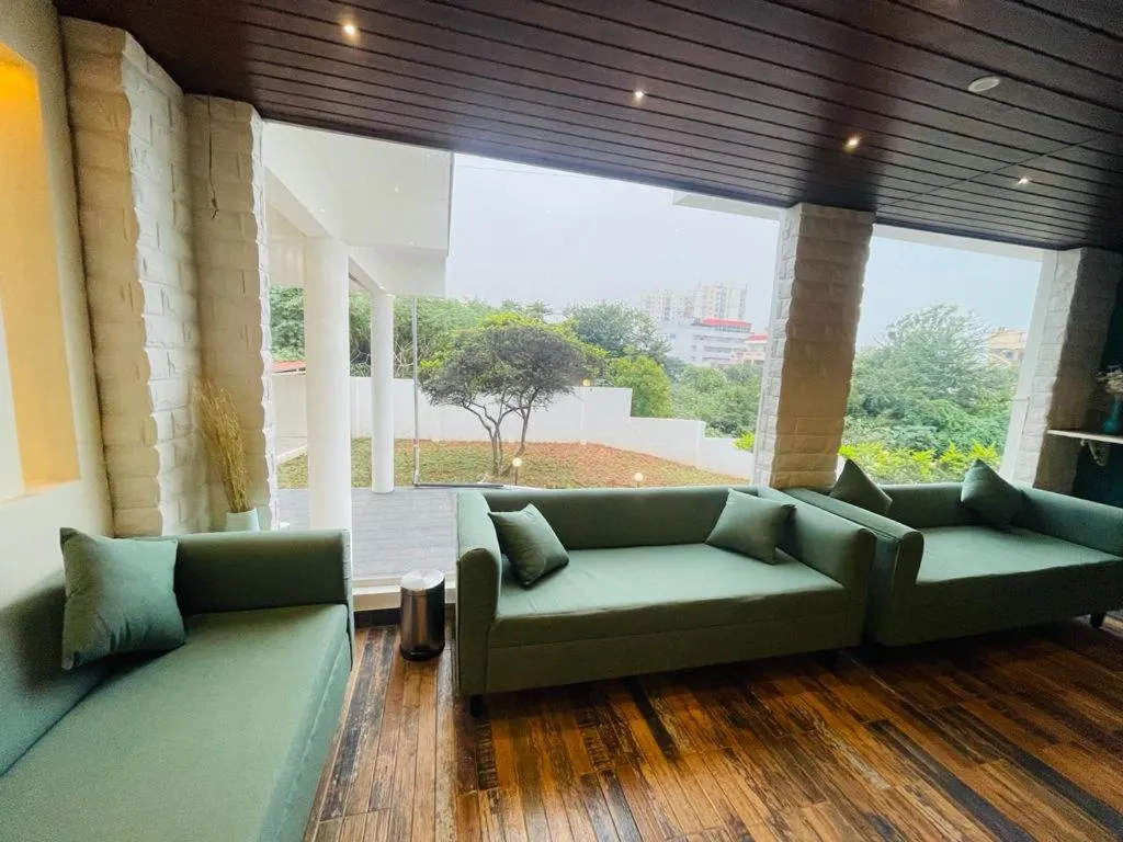 Communal lounge/ TV room in ZEKE HOTELS