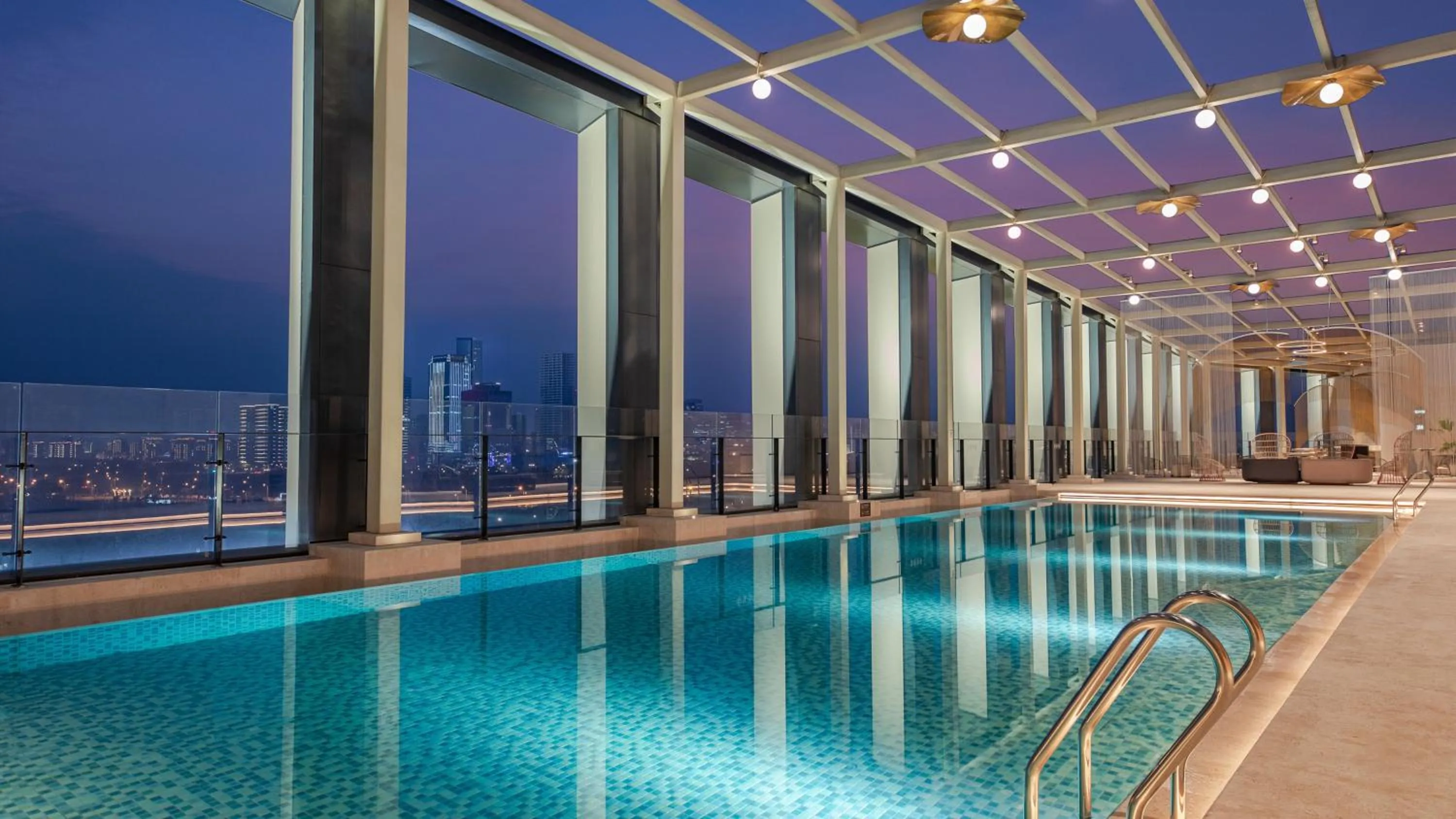 Swimming pool in Hotel Indigo Wuxi Taihu New City