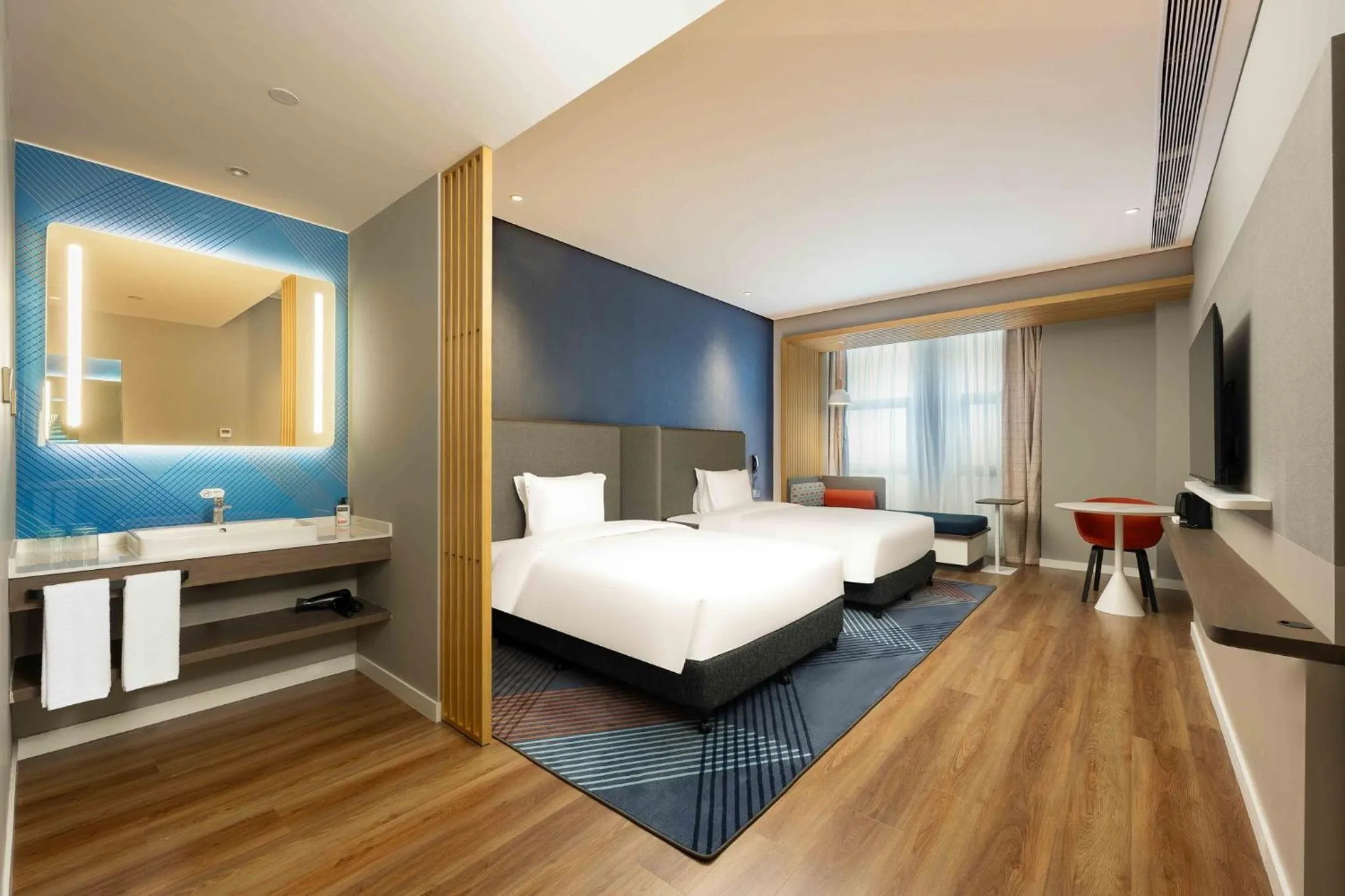 Photo of the whole room, Bed in Holiday Inn Express Haiyan by IHG