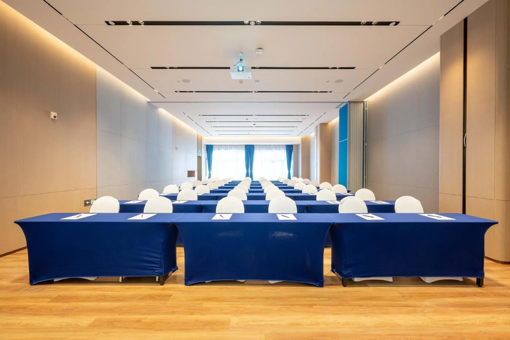 Meeting/conference room in Holiday Inn Express Haiyan by IHG