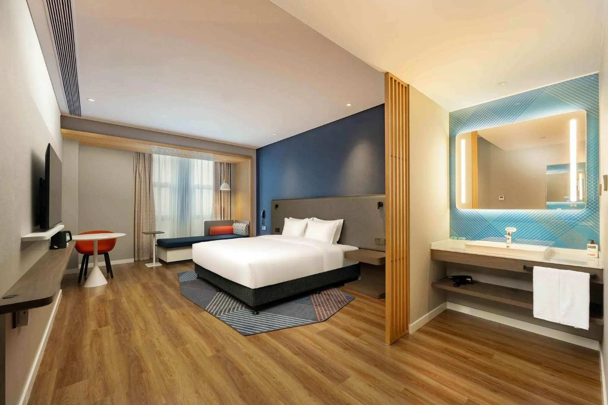 Photo of the whole room, Bed in Holiday Inn Express Haiyan by IHG