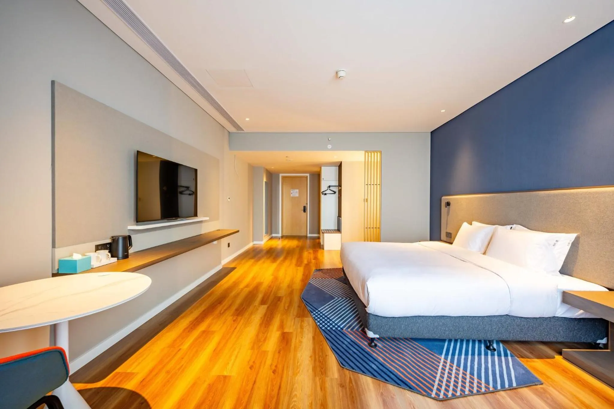 Photo of the whole room, Bed in Holiday Inn Express Haiyan by IHG