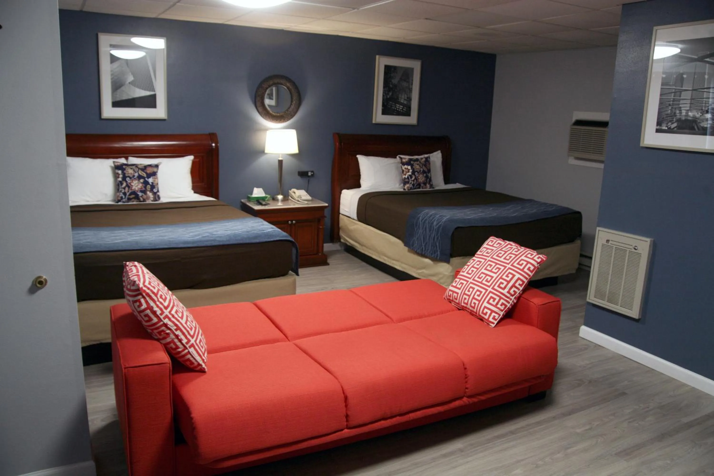 Photo of the whole room in South T Motel