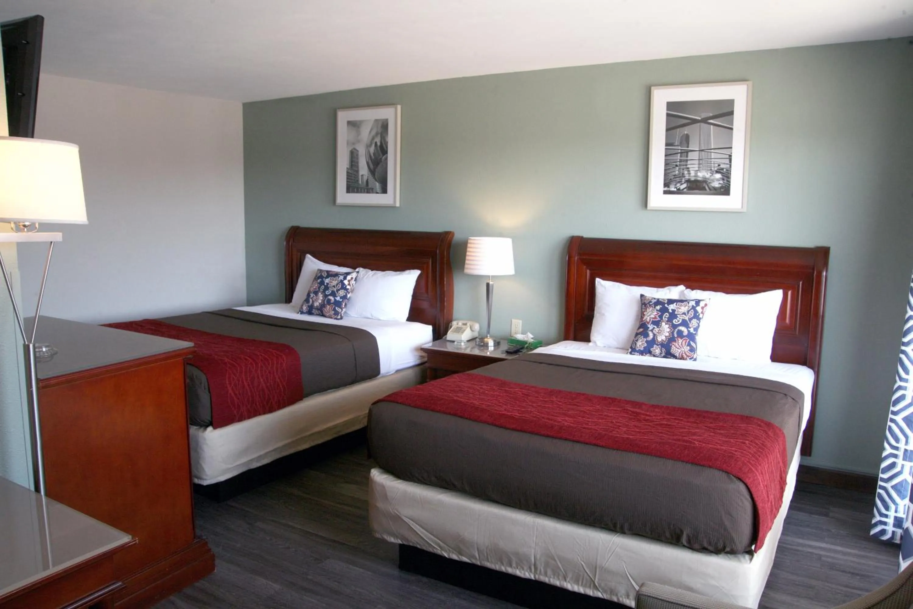 Photo of the whole room in South T Motel