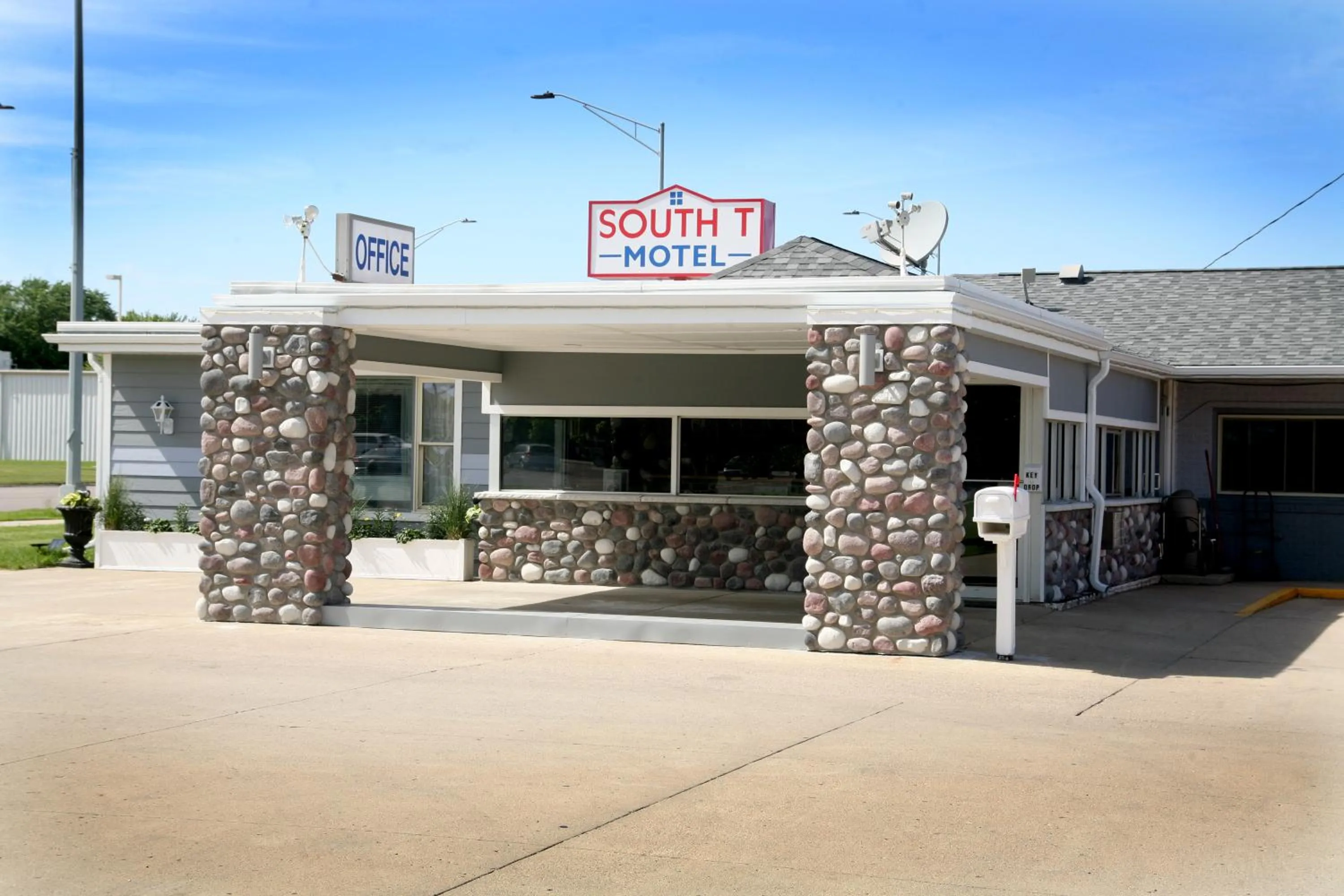 Facade/entrance in South T Motel