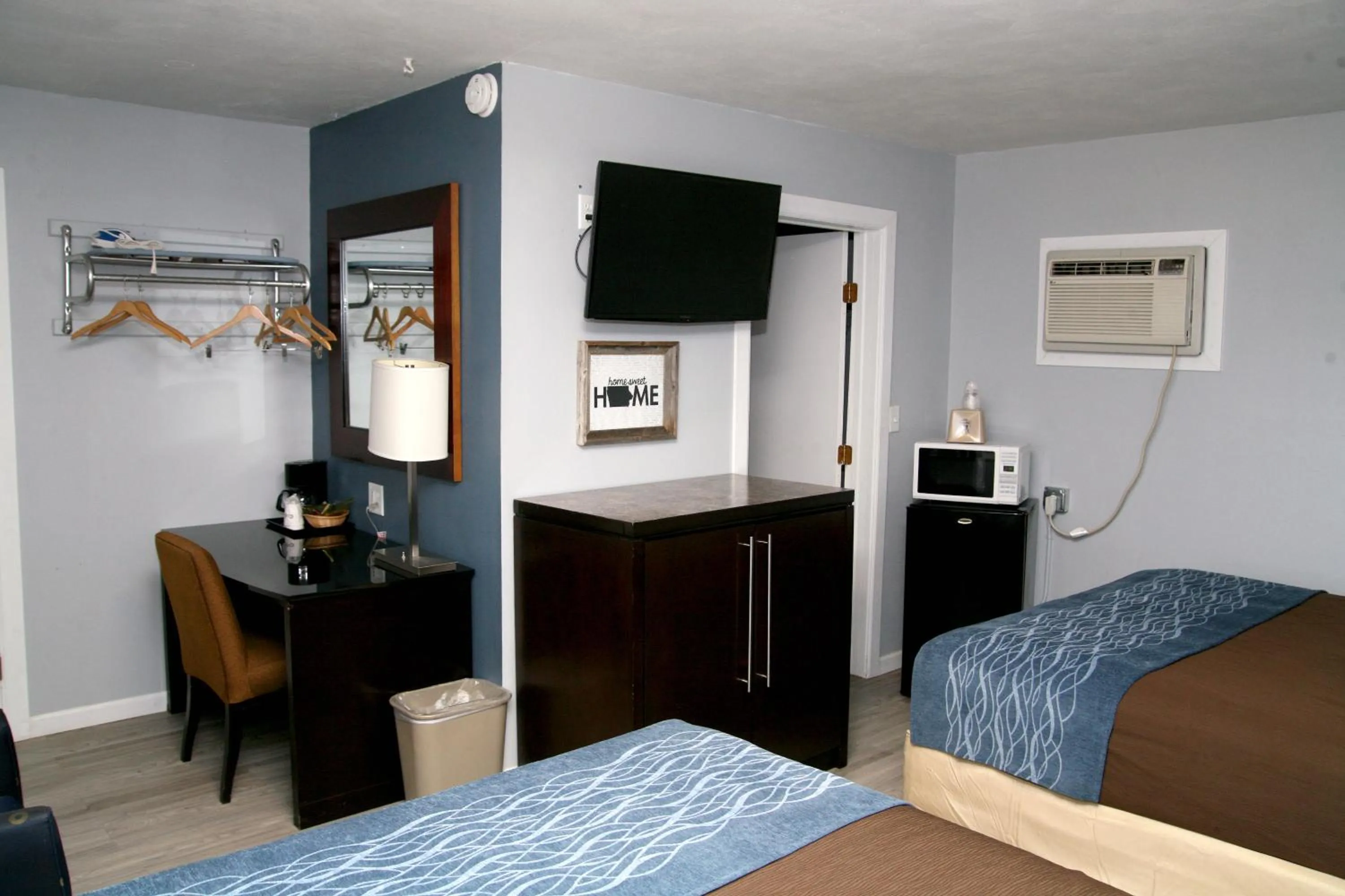 Photo of the whole room in South T Motel