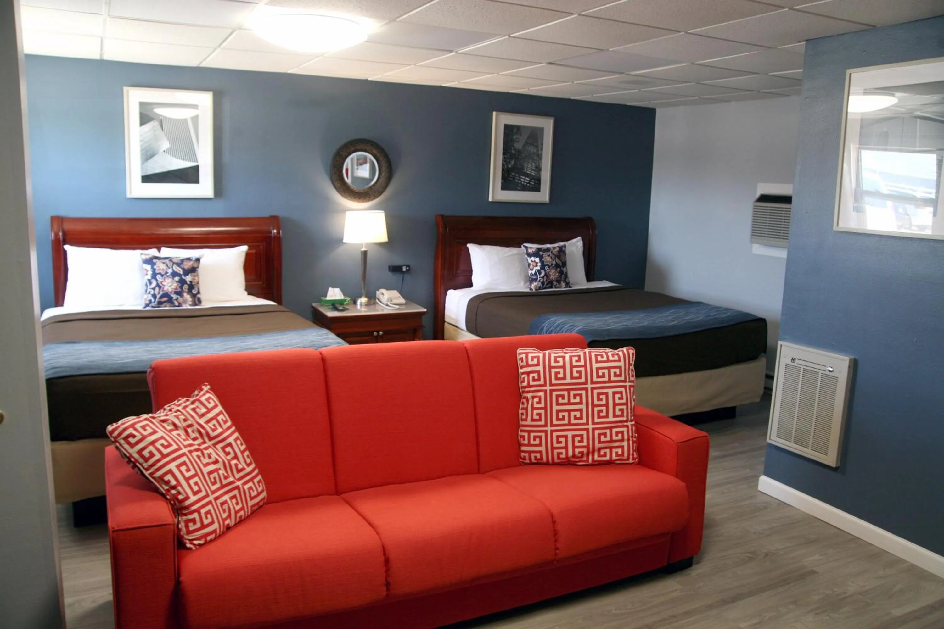 Photo of the whole room in South T Motel