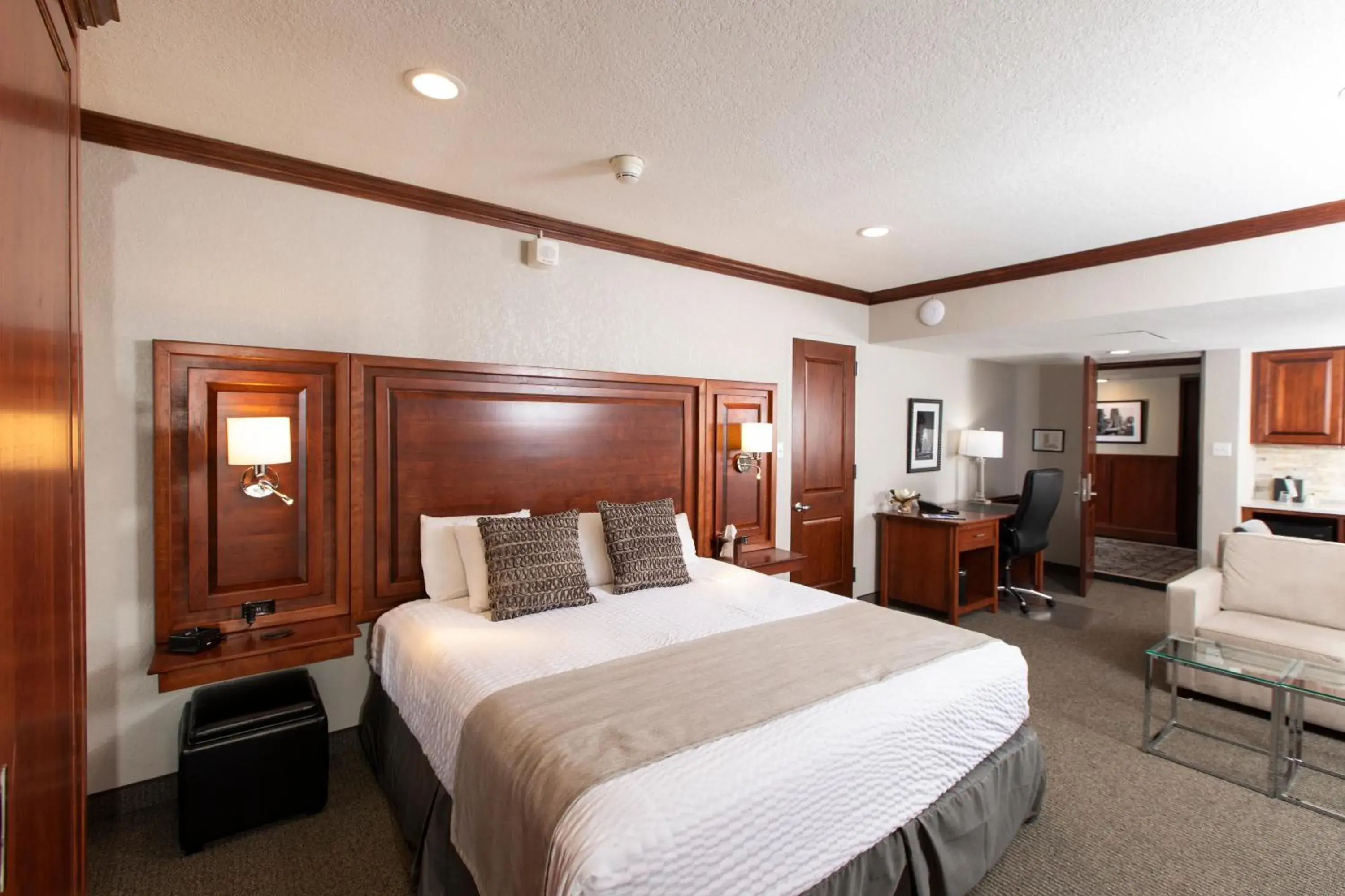 Executive Suite in Hillsdale College Dow Hotel and Conference Center Executive Suite in Hillsdale College Dow Hotel and Conference Center