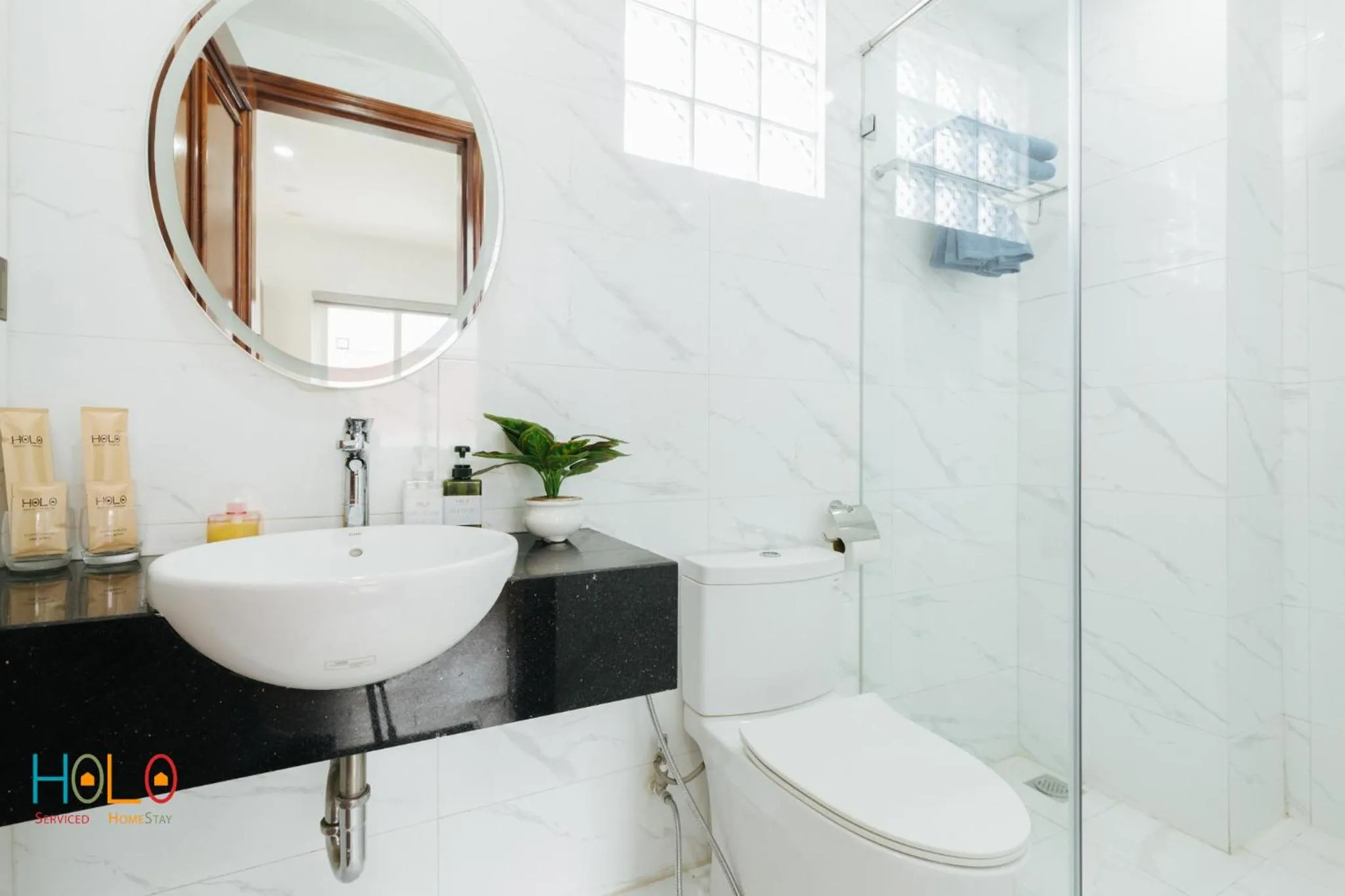 Shower in HoLo Central Hanoi - Serviced HomeStay