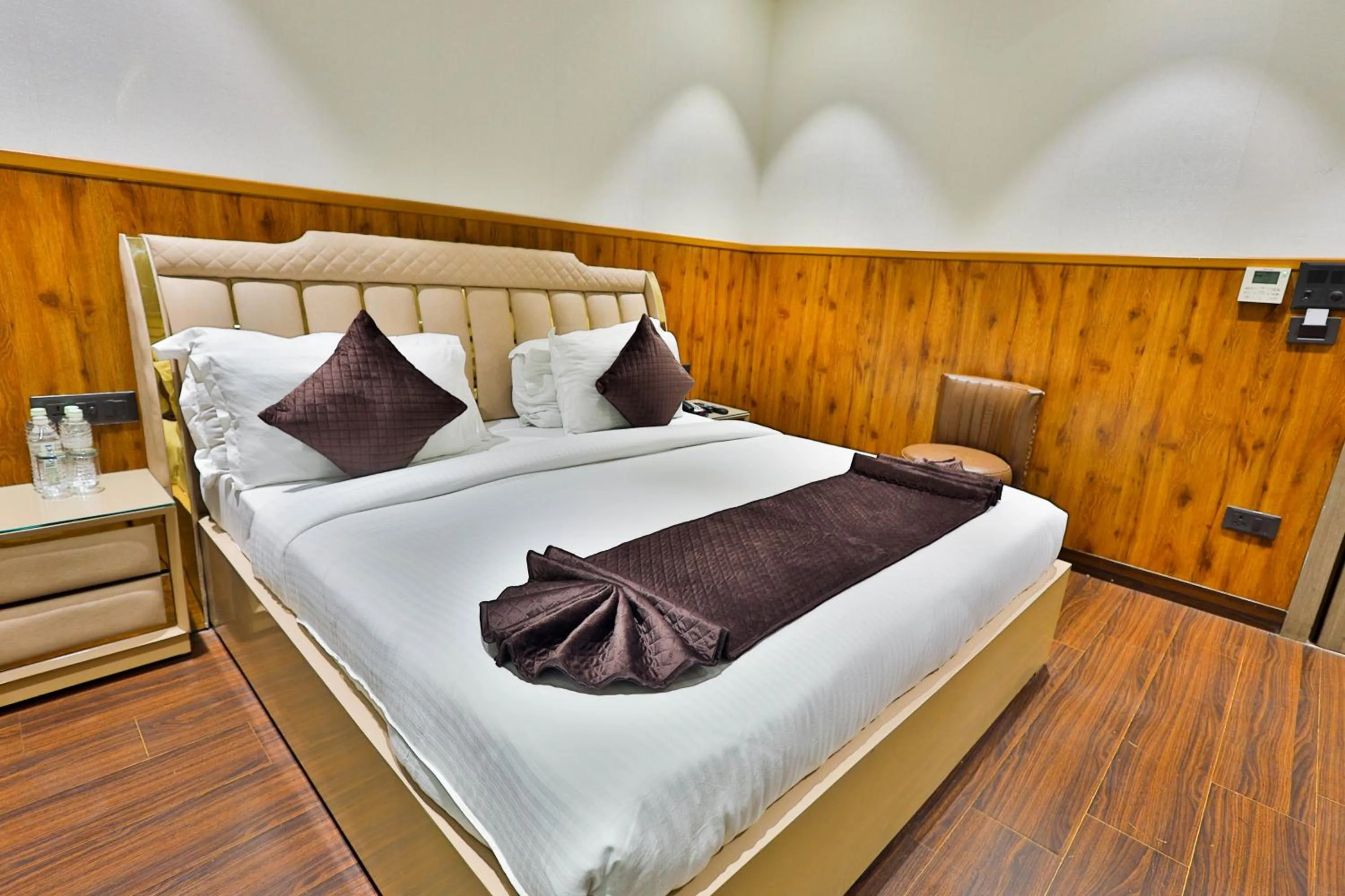 Bed in Clay Inn Hotels, Paschim Vihar