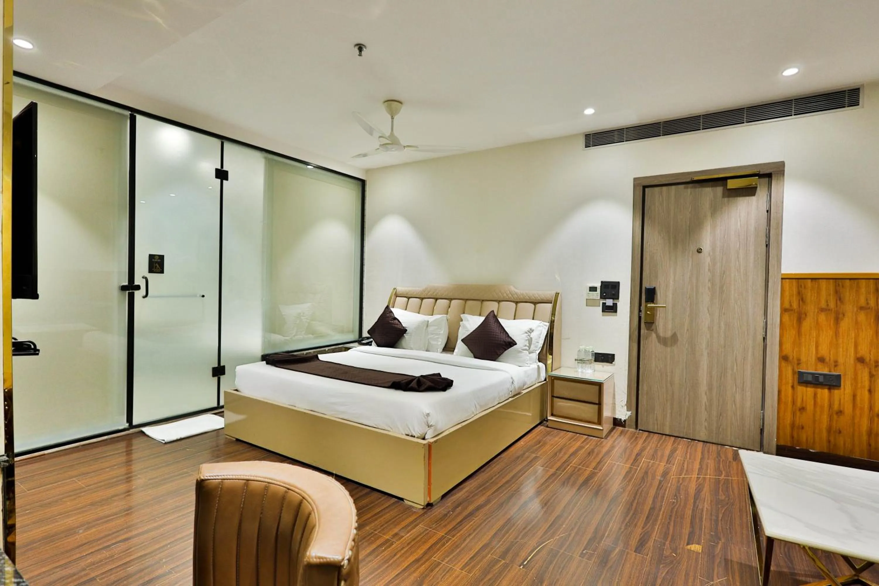 Bedroom, Bed in Clay Inn Hotels, Paschim Vihar